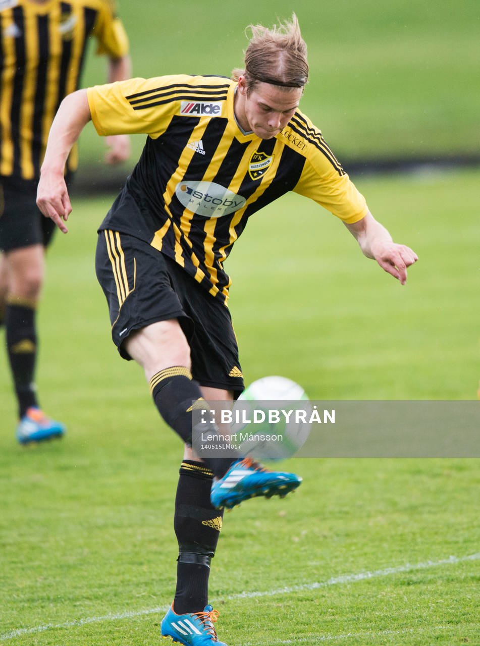 Hässleholms Filip Ranmo skjuter i matchen i division 3 mellan IFK Osby och IFK Hässleholm i Osby 15 maj  2014.