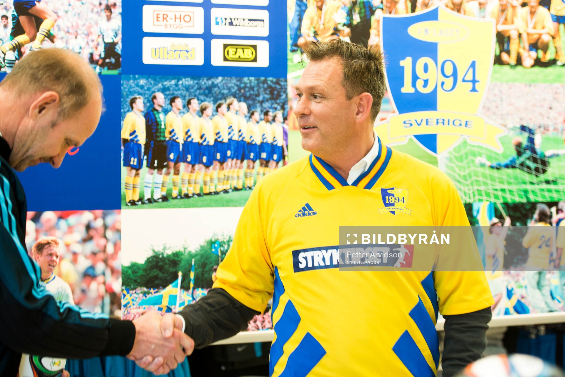 Thomas Ravelli tar i hand med Pontus Kåmark under en presskonferens den 15 maj 2014 i Båstad med anledning av den jubileumsmatch som det svenska bronslaget från VM 1994 ska spela den 29 juni i Båstad.