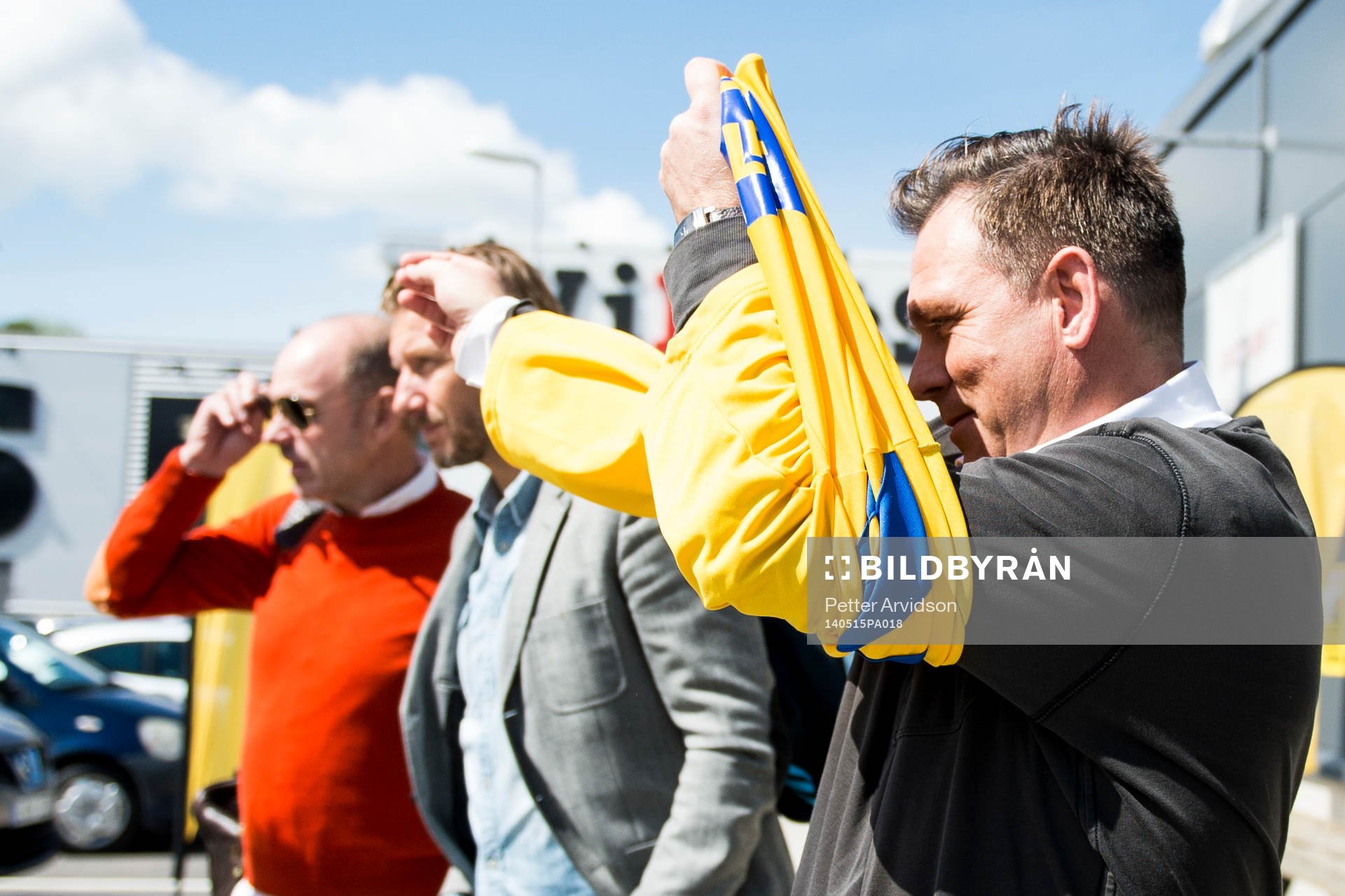 Pontus Kåmark tar på sig matchtröjan