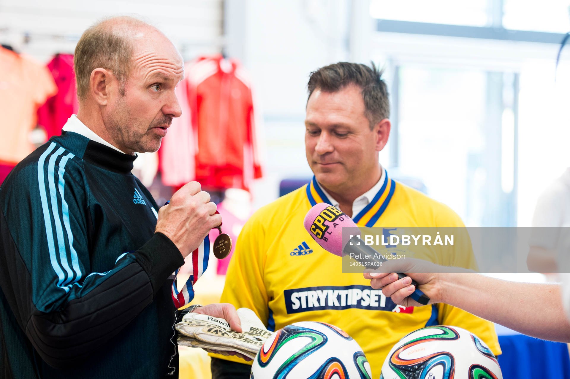 Thomas Ravelli och Pontus Kåmark visar upp bronsmedaljen