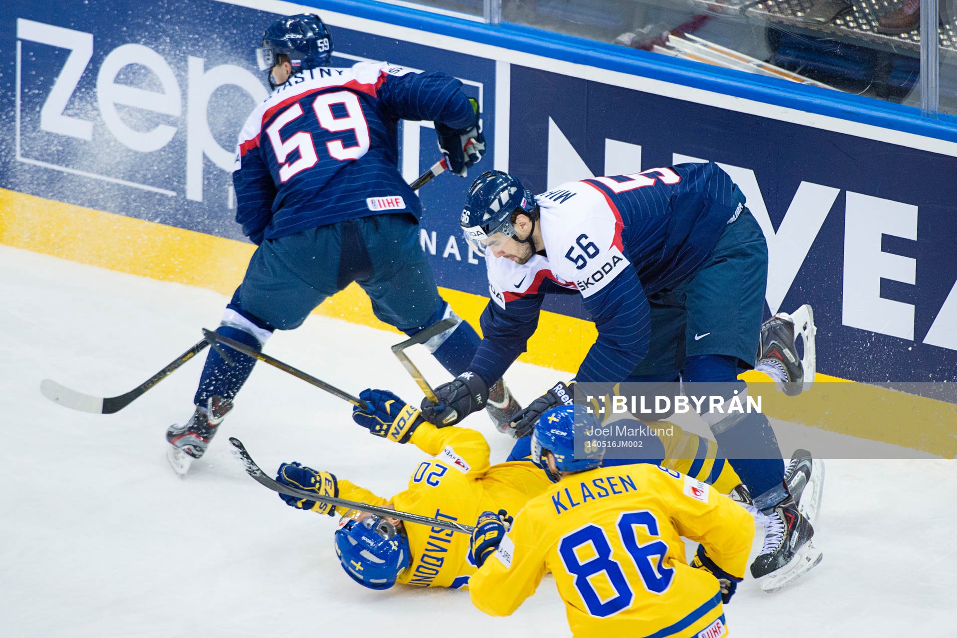 Sveriges Joel Lundqvist knuffas ner på isen av Slovakiens
