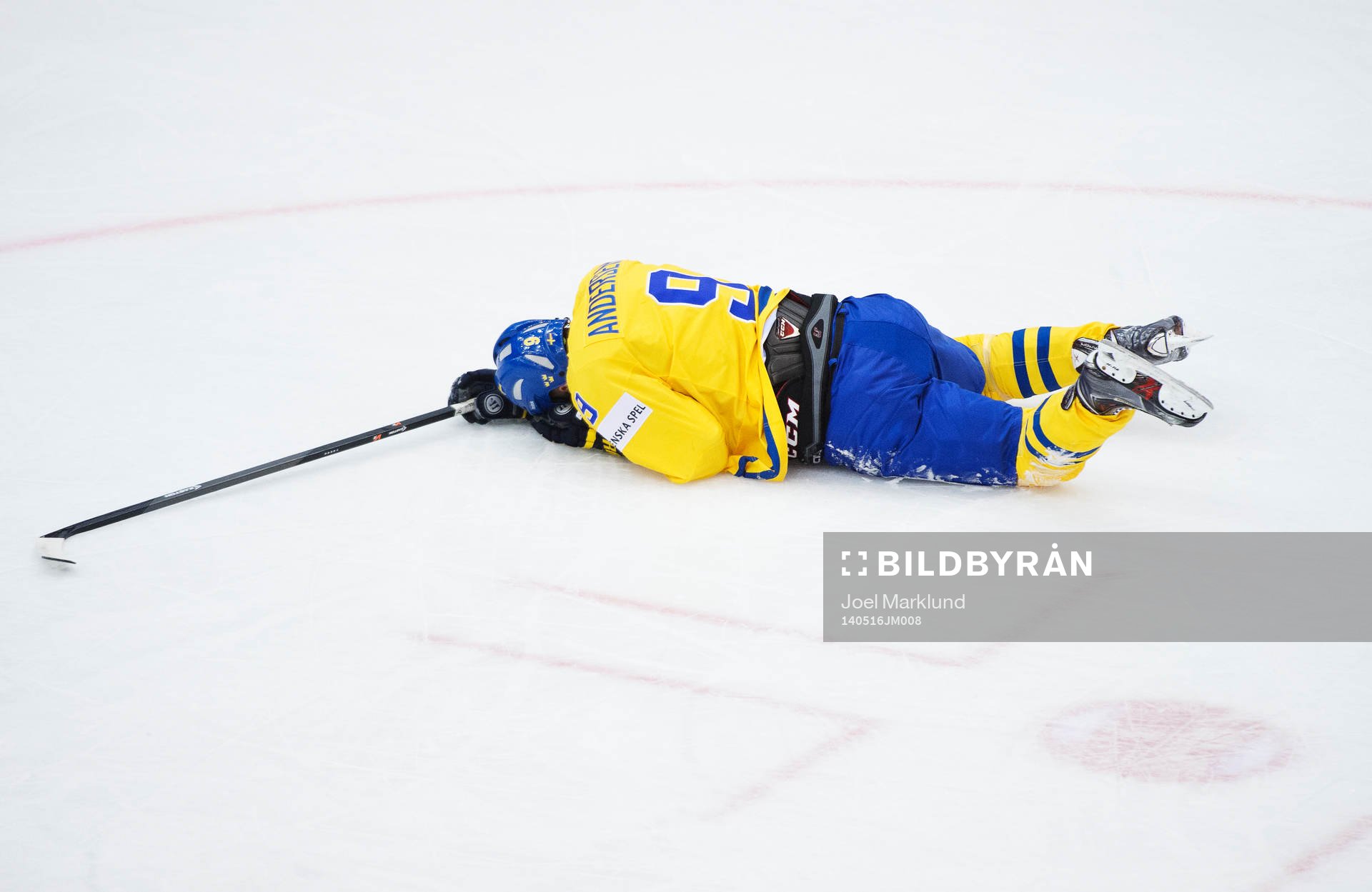 Sveriges Niclas Andersén ligger ner på isen