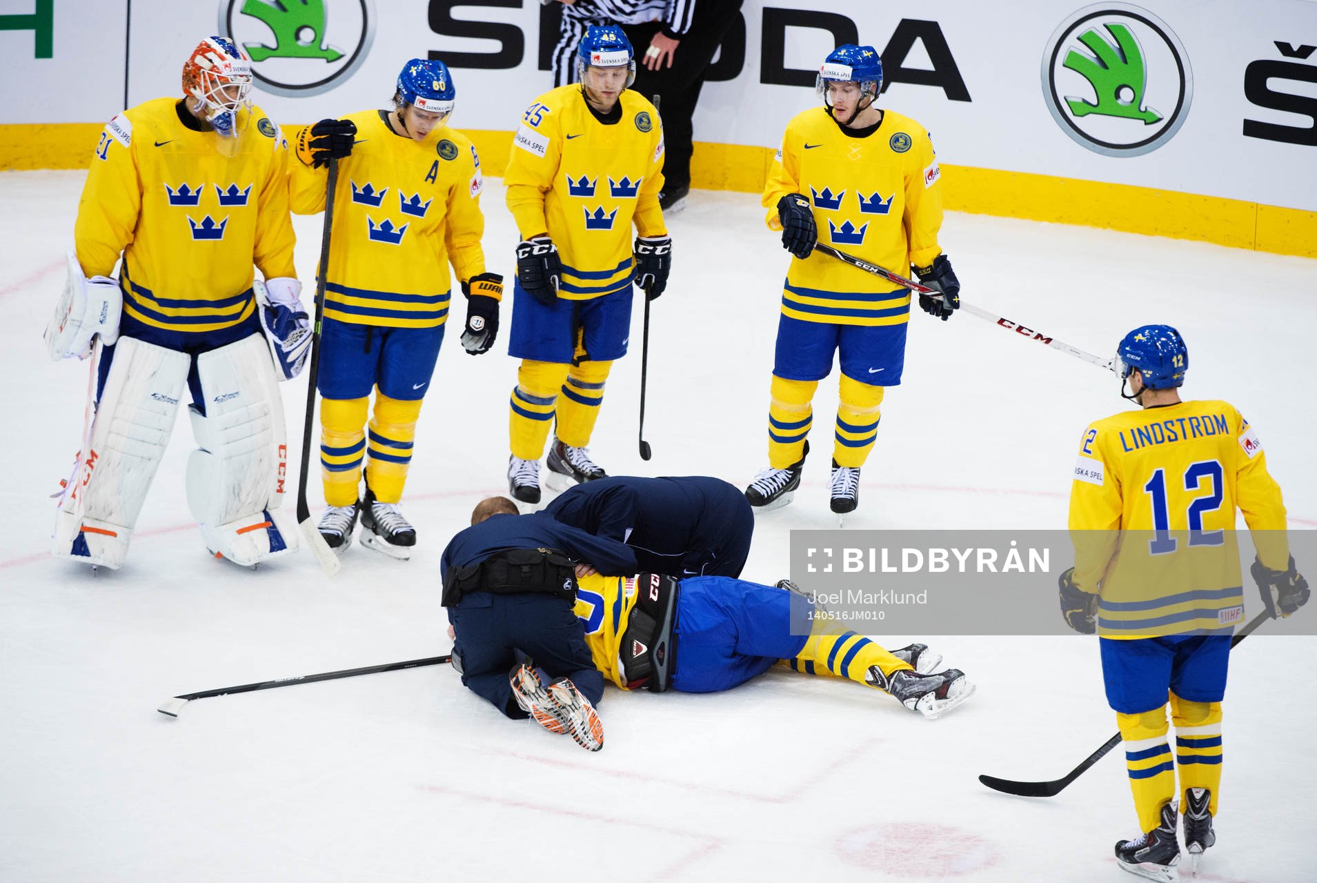 Sveriges Niclas Andersén ligger ner på isen
