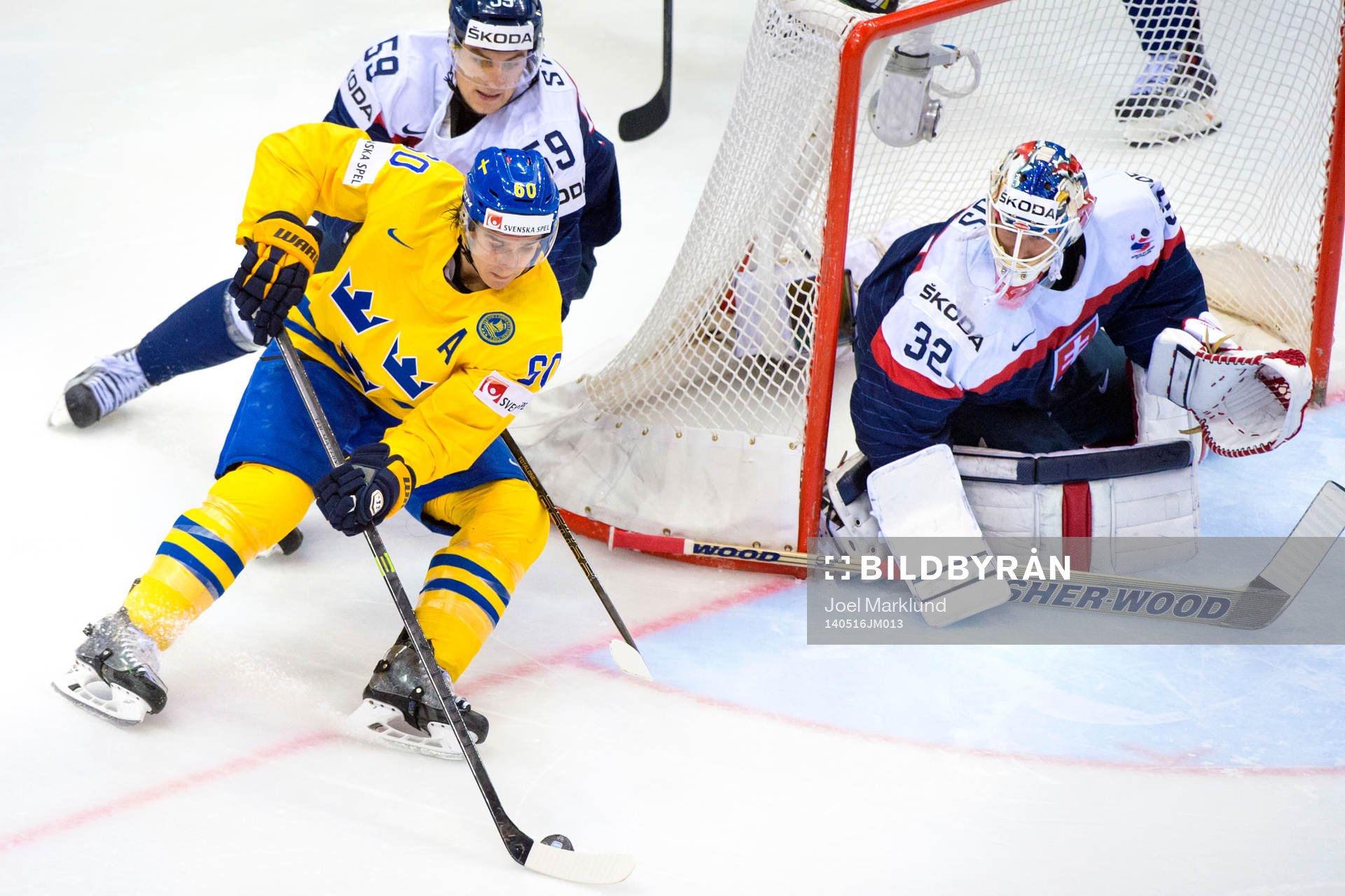Sveriges Mikael Backlund oroar framför Slovakiens målvakt