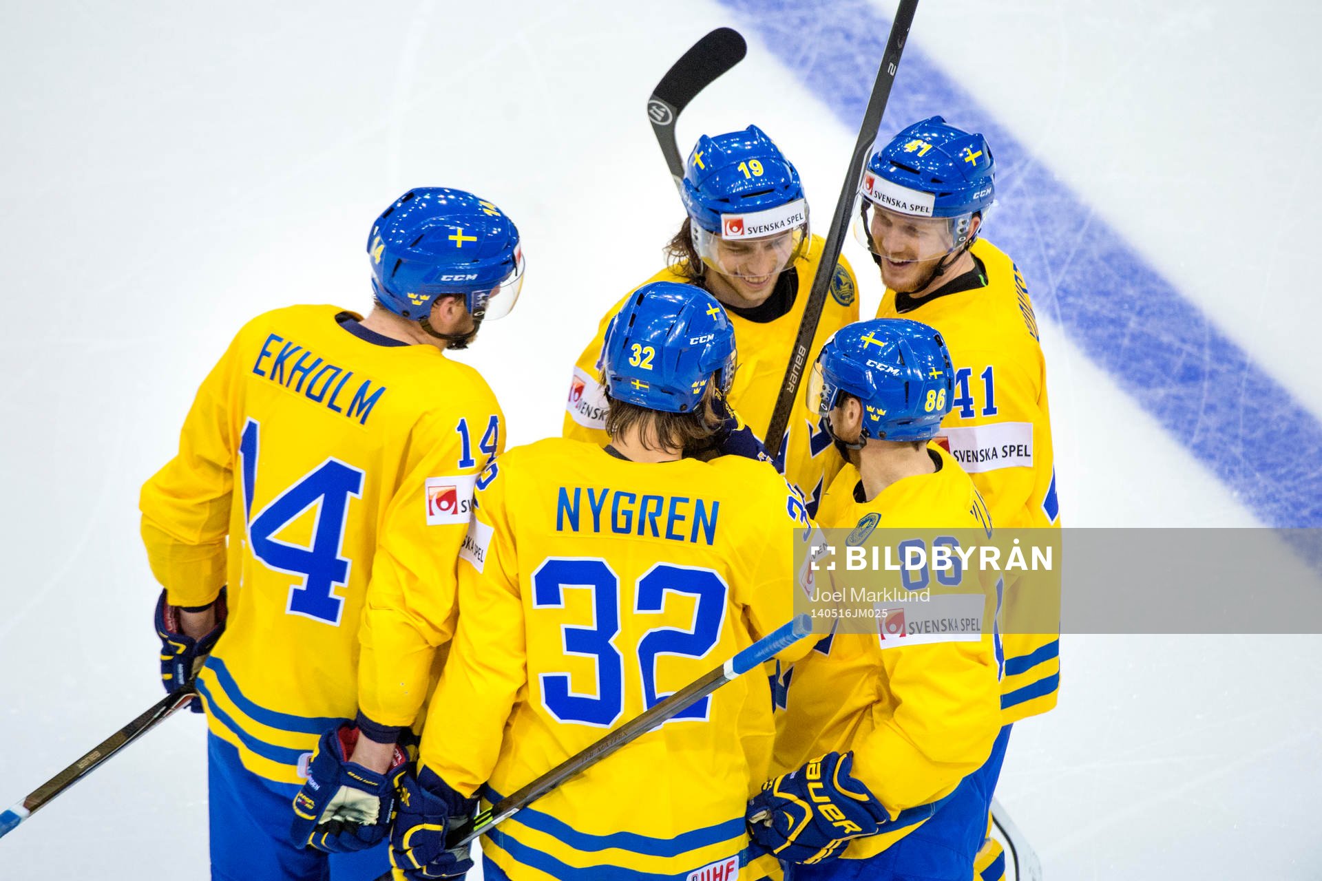 Sveriges Magnus Nygren gratuleras