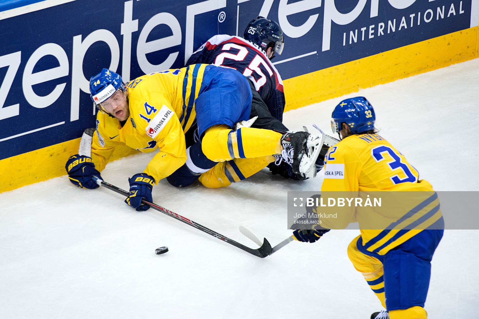 Sveriges Mattias Ekholm ligger på isen