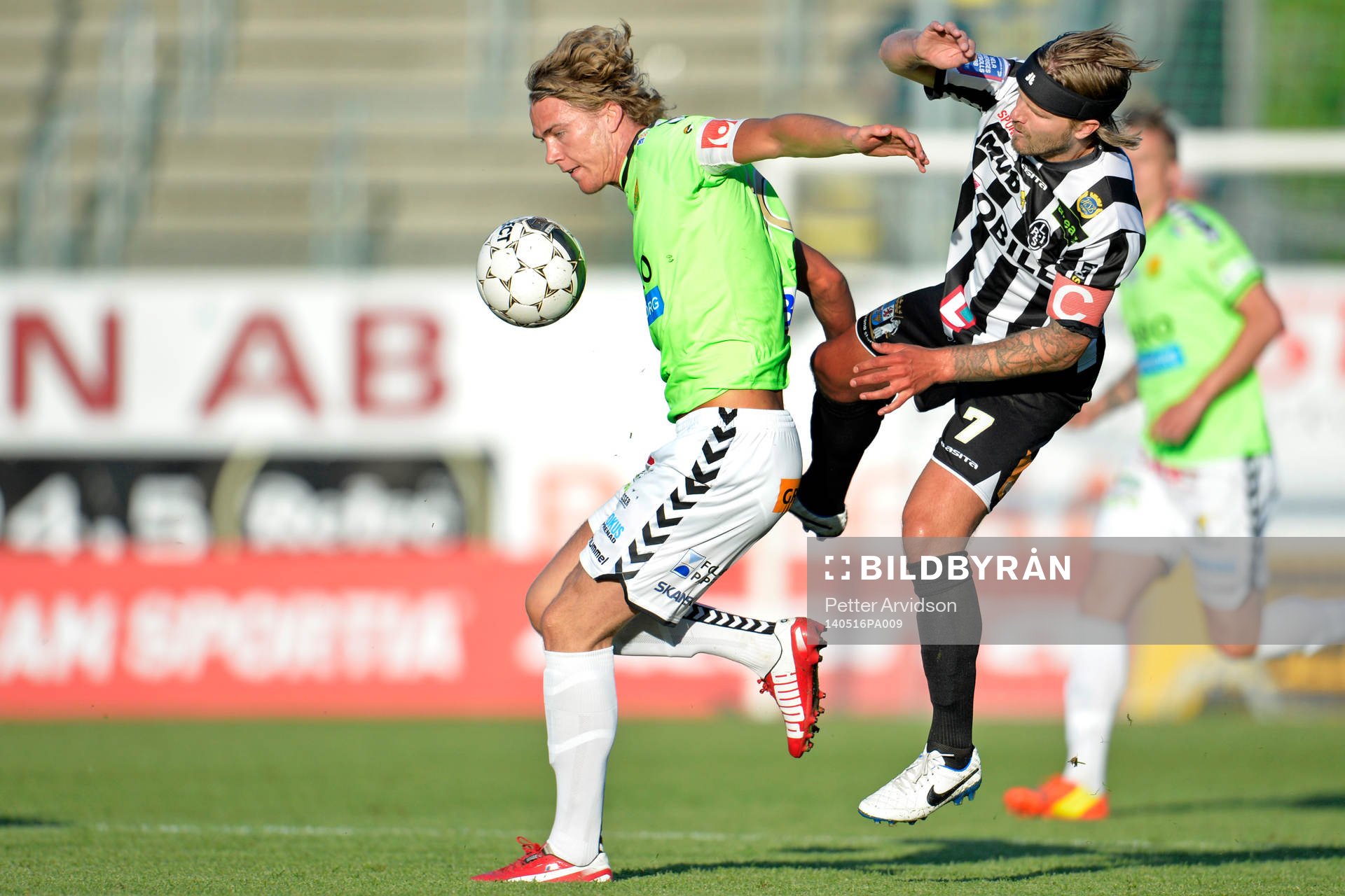GAIS Fredrik Jonsson jagas av Landskronas Andreas Dahl
