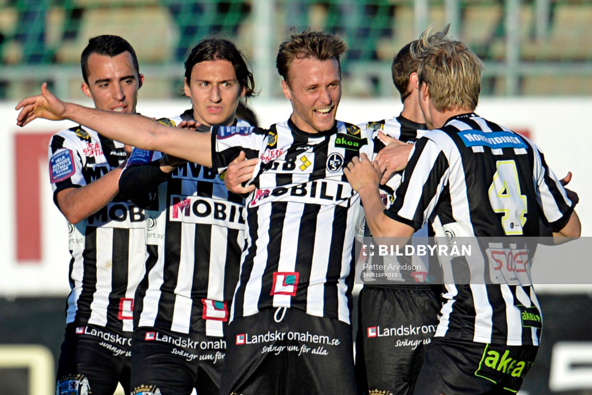 Landskronas Niclas Rönne (mitten9 jublar efter han nickat in 1-1 under fotbollsmatchen i Superettan mellan Landskrona BOIS och Gais den 16 maj 2014 i Landskrona.
