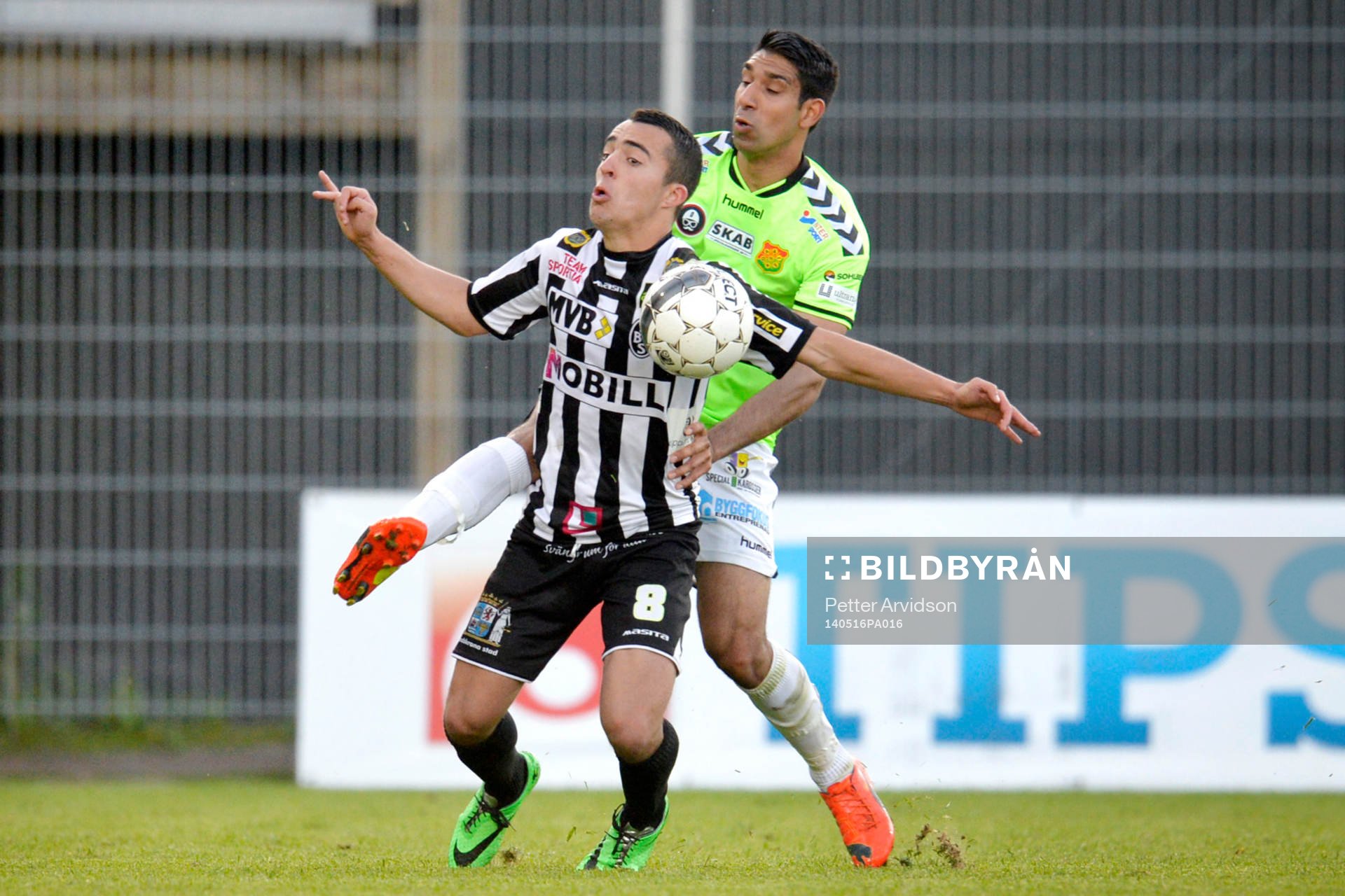 GAIS Sandeep Mankoo i kamp om bollen med Landskronas Paul