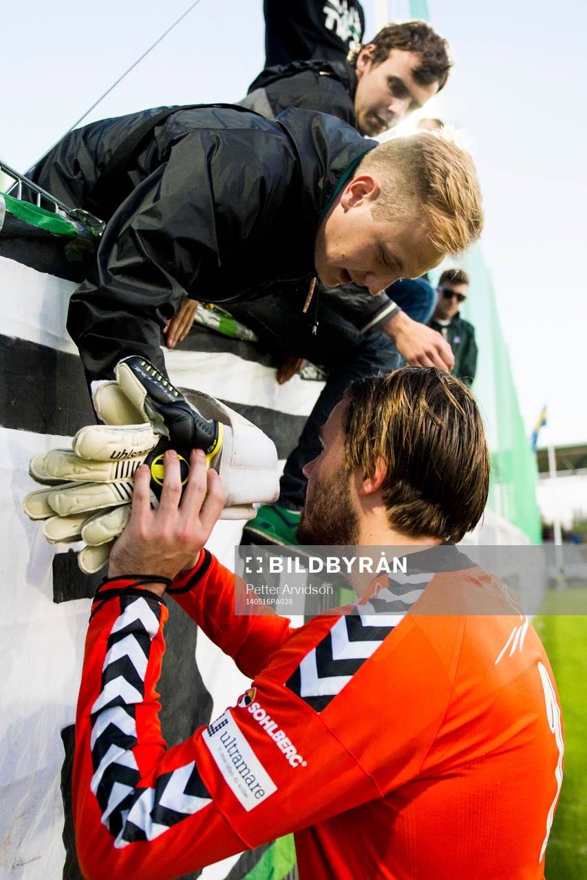 GAIS målvakt Tommi Vaiho deppar hos sina supportrar