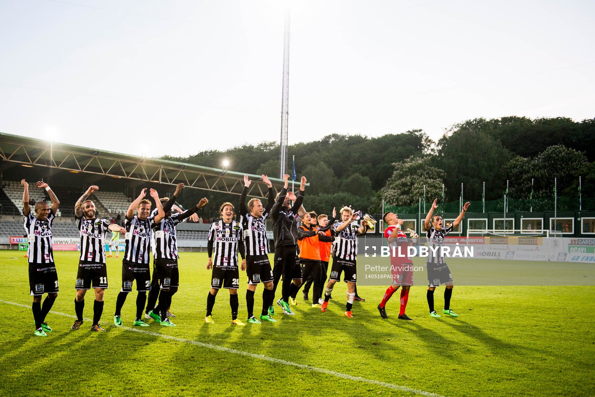 Landskrona tackar publiken efter fotbollsmatchen i Superettan mellan Landskrona BOIS och Gais den 16 maj 2014 i Landskrona.