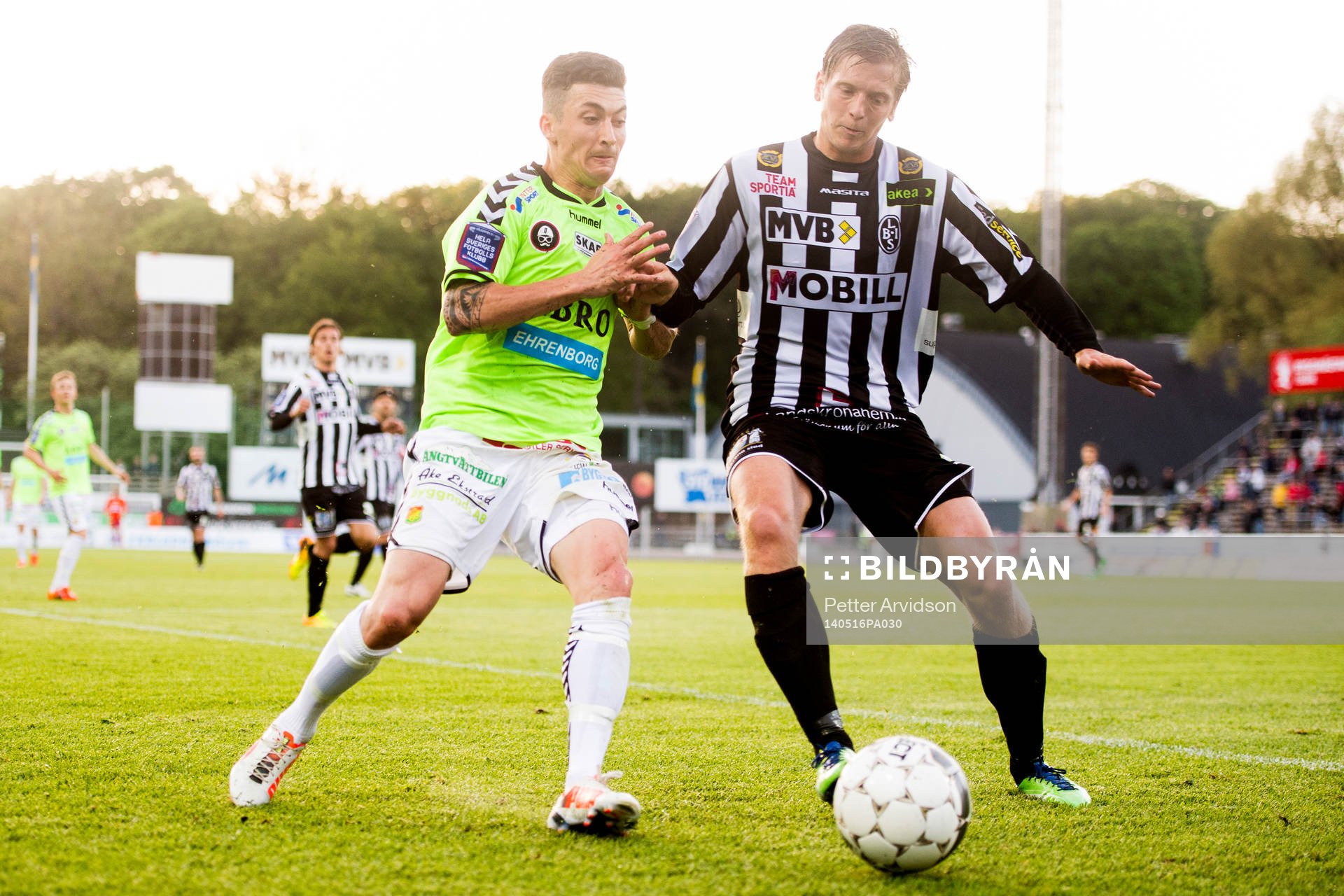GAIS Petri Zhubi i kamp om bollen med Landskronas Philip