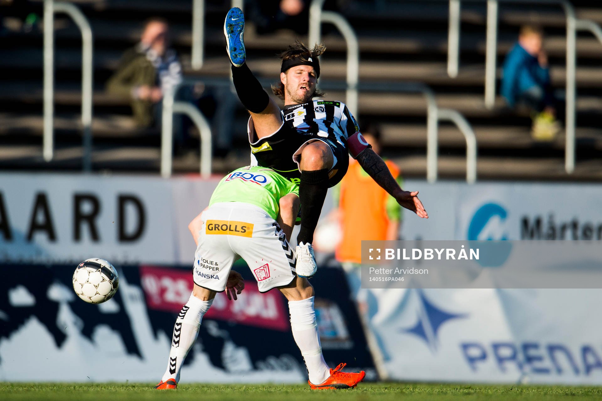 Landskronas Andreas Dahl ovanpå GAIS Adam Eriksson