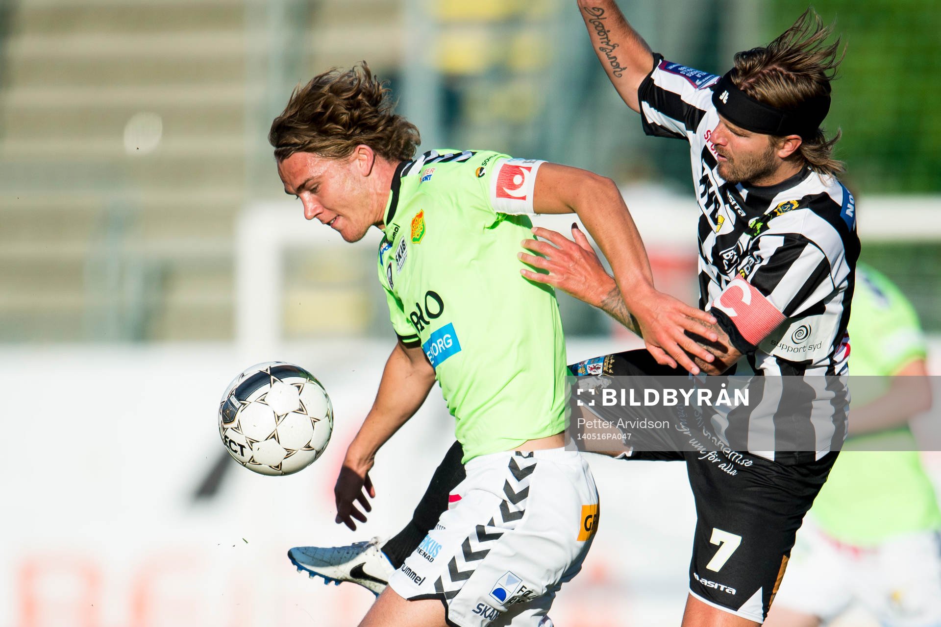 GAIS Fredrik Jonsson i kamp med Landskronas Andreas Dahl under fotbollsmatchen i Superettan mellan Landskrona BOIS och Gais den 16 maj 2014 i Landskrona.