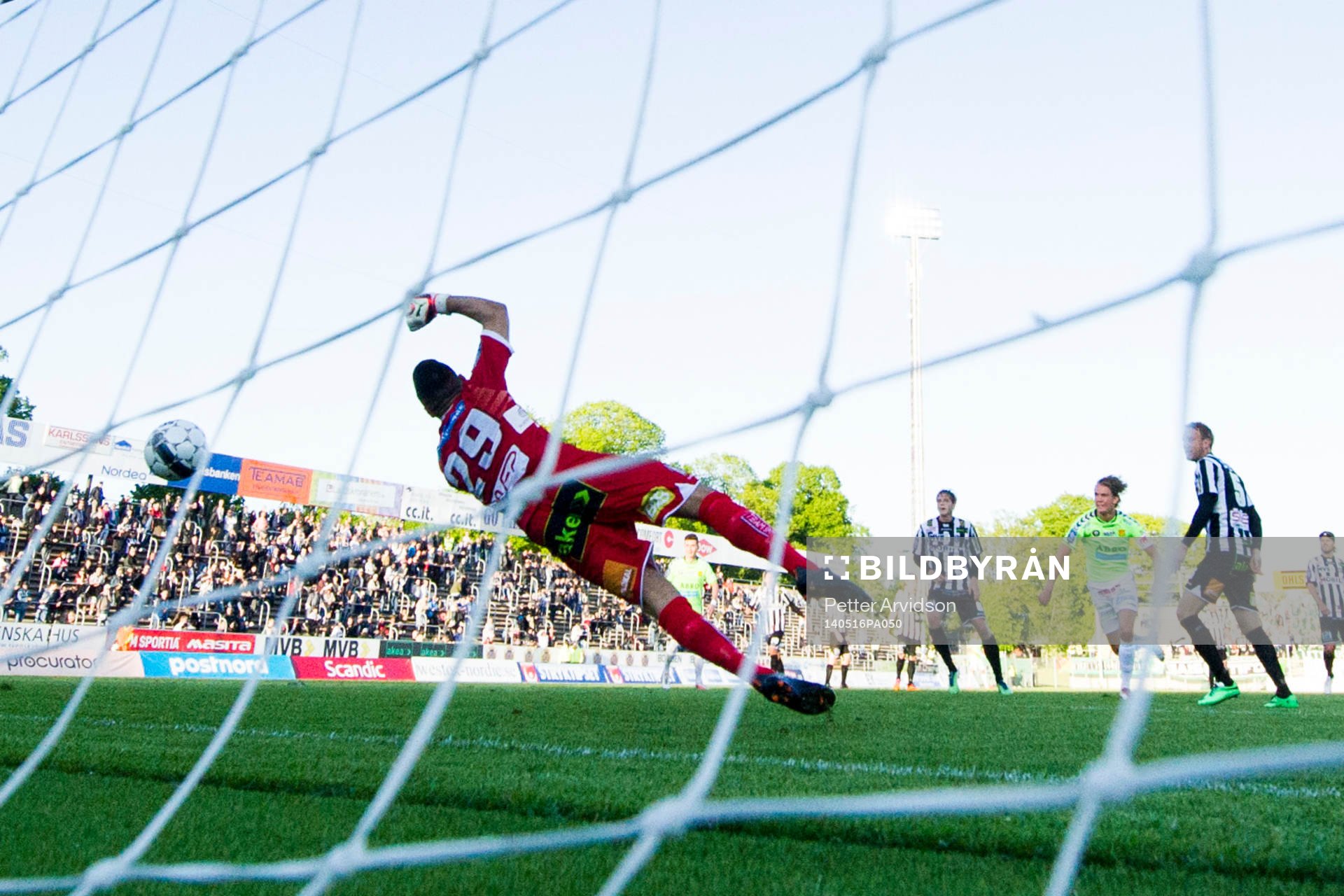Landskronas målvakt Amr Kadourra släpper in 0-1 målet
