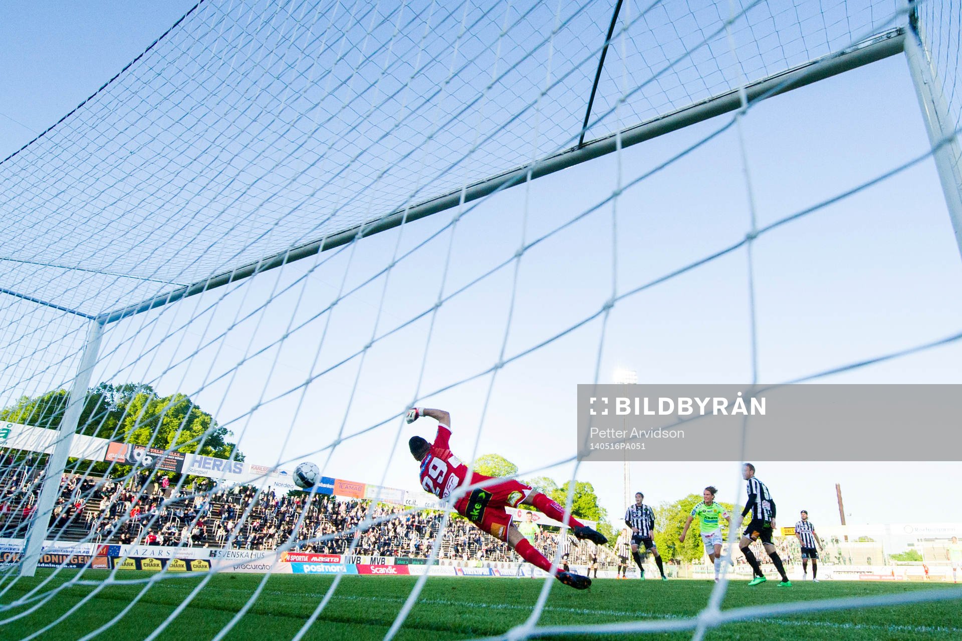 Landskronas målvakt Amr Kadourra släpper in 0-1 målet