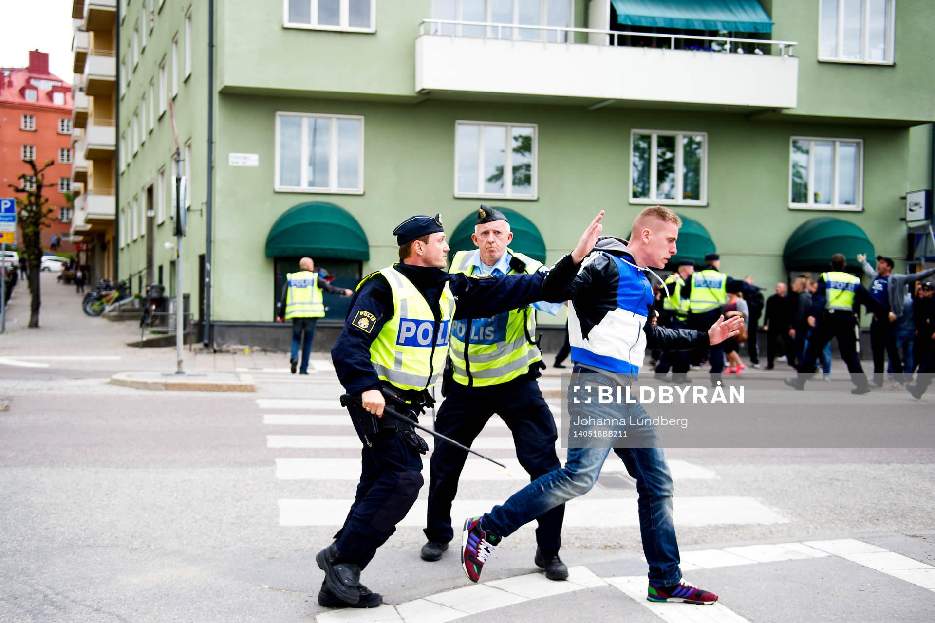Polisen stoppar supportrar från att drabba samman innan