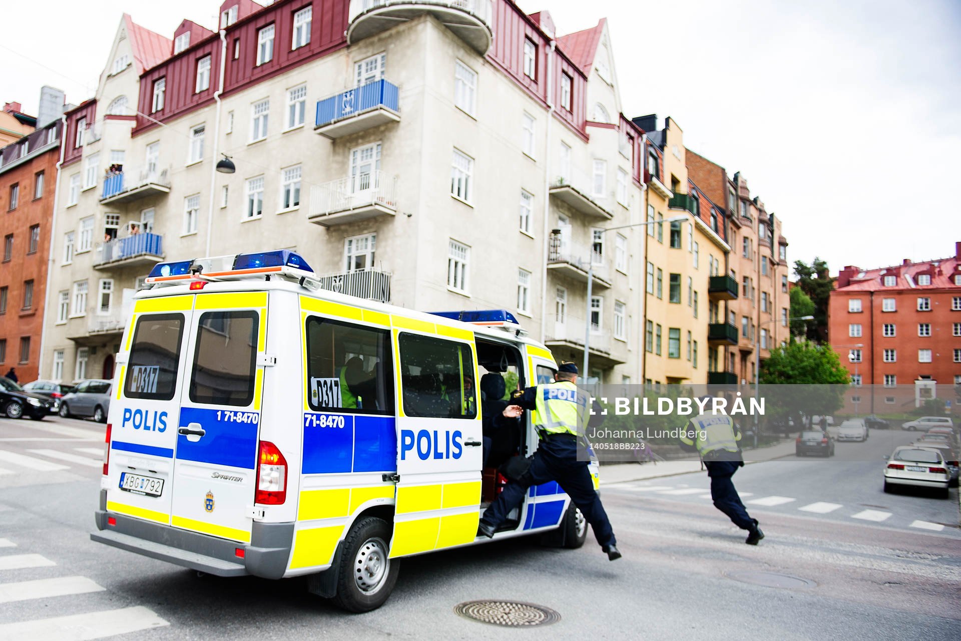 Polisen stoppar supportrar från att drabba samman innan