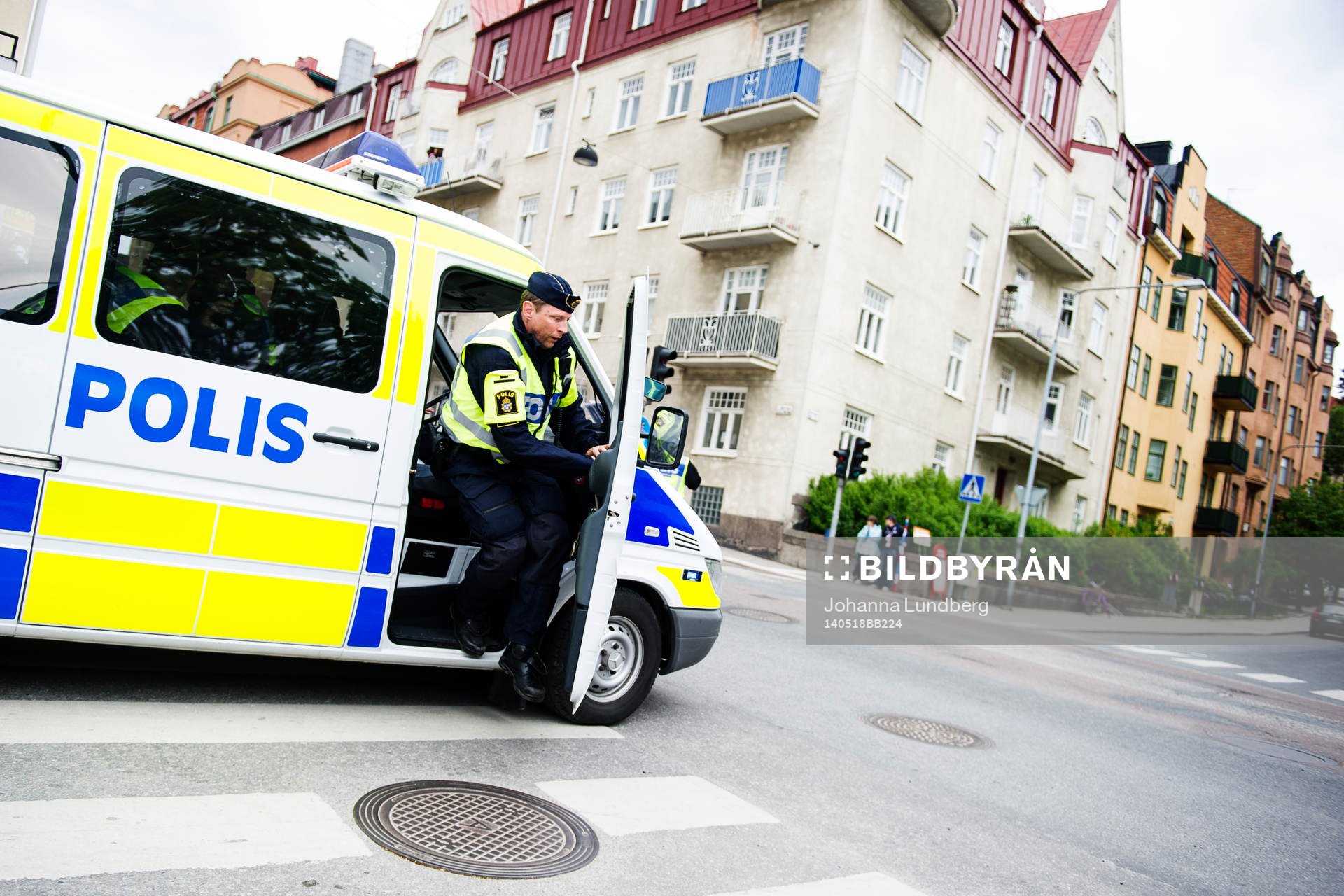 Polisen stoppar supportrar från att drabba samman innan