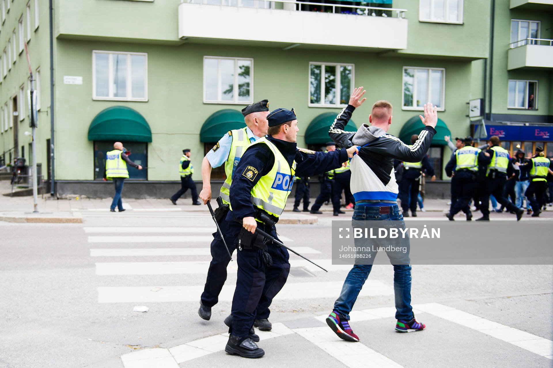 Polisen stoppar supportrar från att drabba samman innan
