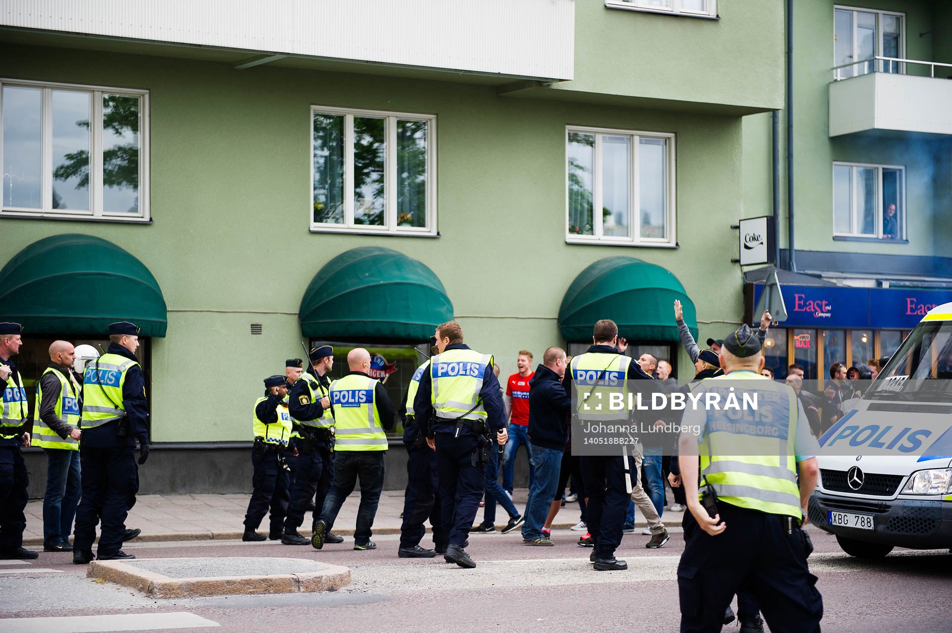 Polisen stoppar supportrar från att drabba samman innan