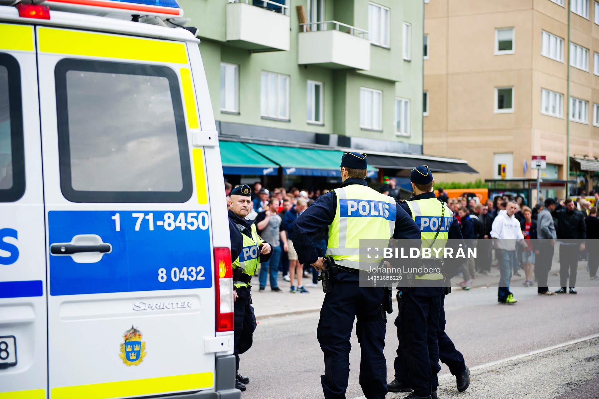 Polisen stoppar supportrar från att drabba samman innan