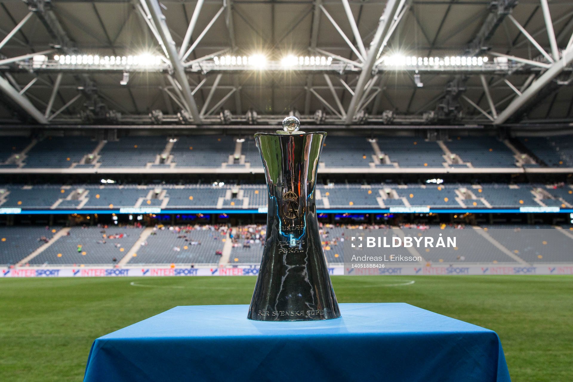 Pokalen visas upp innan finalen av Svenska Cupen mellan