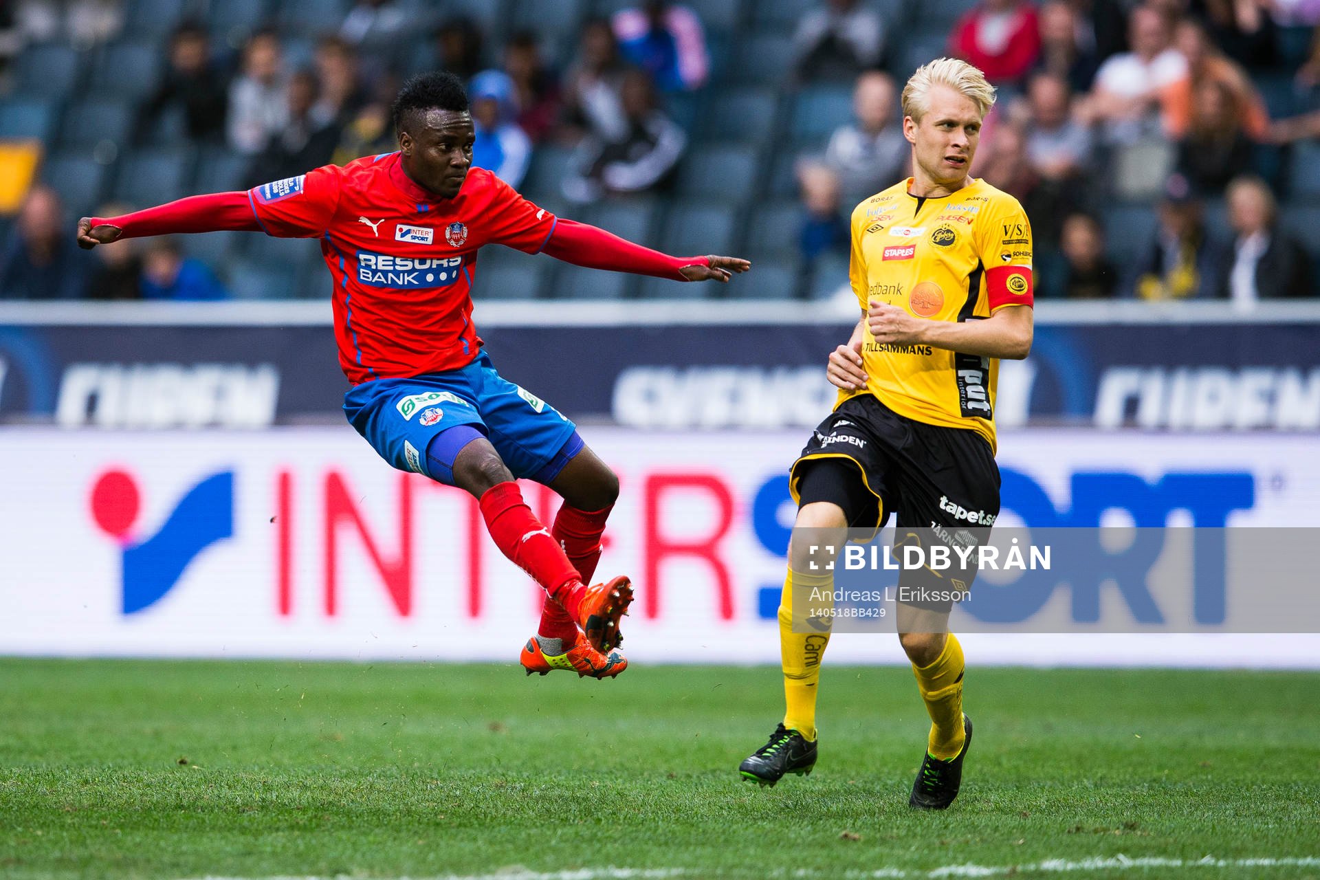 Helsingborgs David Accam med ett skott förbi Elfsborgs