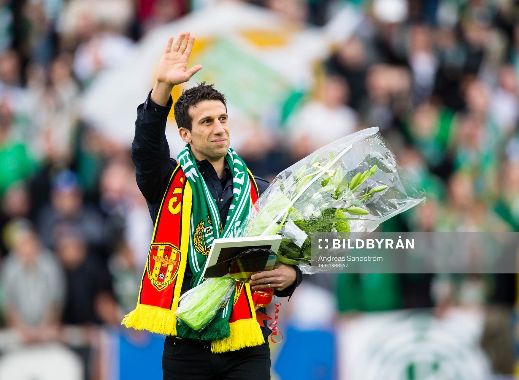 Suleyman Sleyman avtackas av representanter från Syrianska och Hammarby inför fotbollsmatchen i Superettan mellan Syrianska och Hammarby den 18 Maj 2014 i Södertälje.