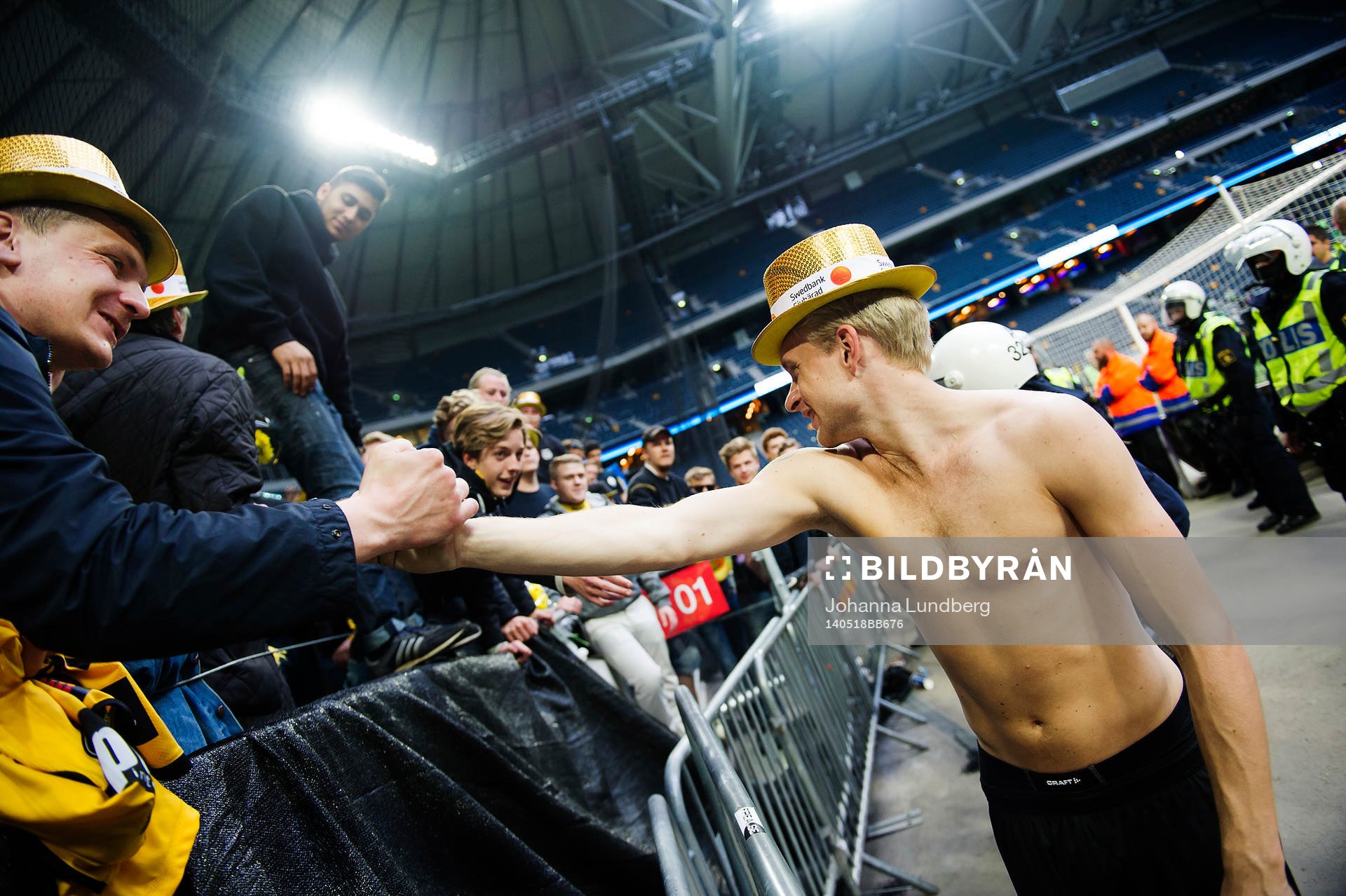 Elfsborgs Johan Larsson jublar med publiken