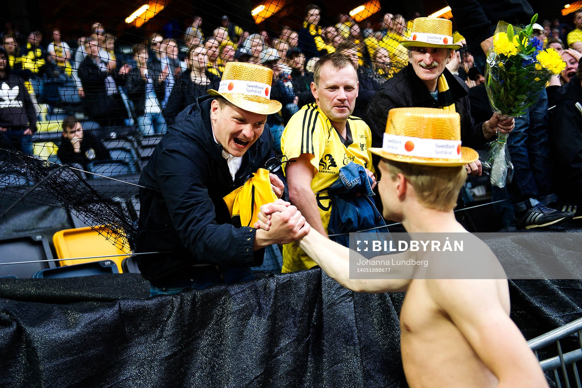 Elfsborgs Johan Larsson jublar med publiken