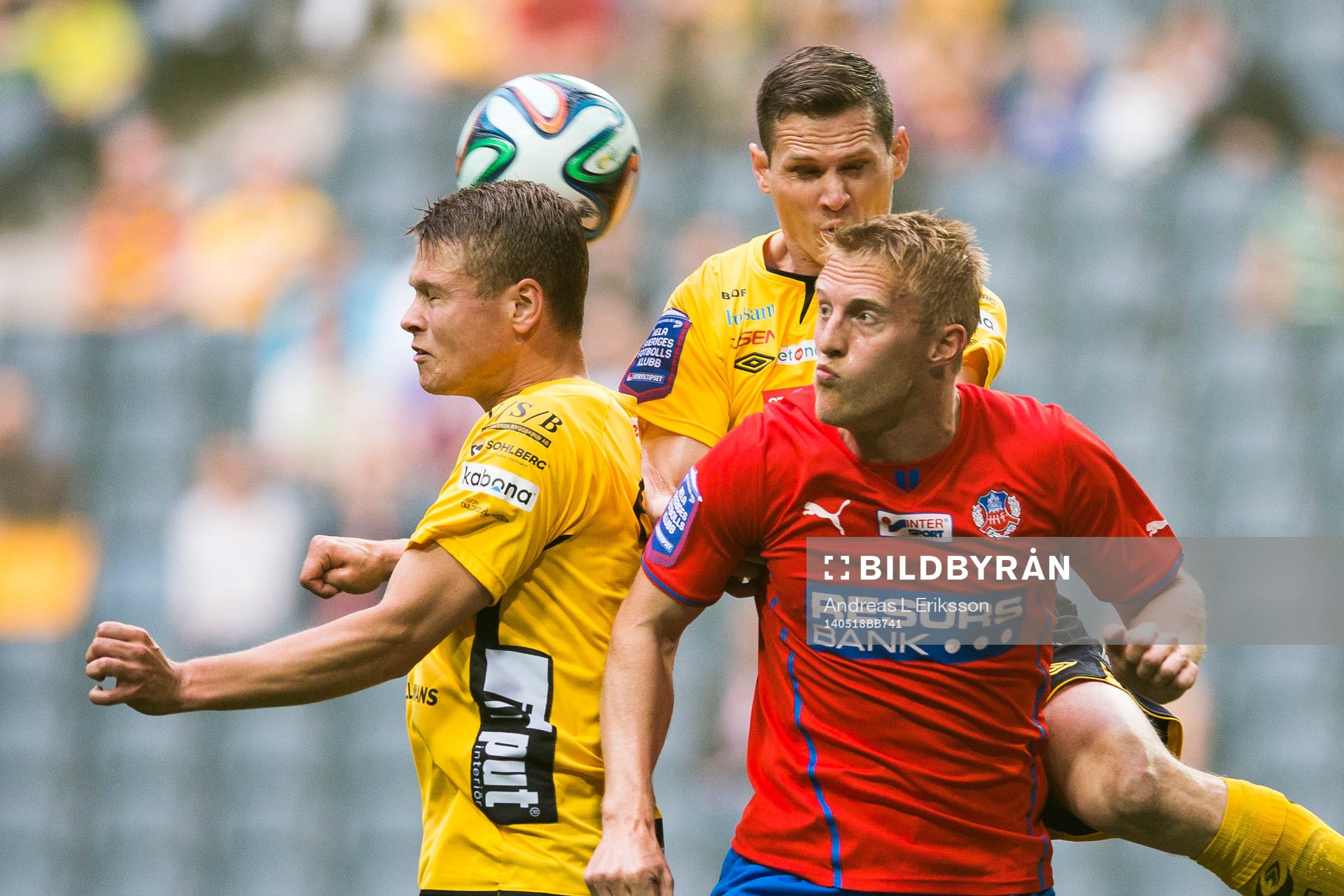 Helsingborgs Peter Larsson i en nickduell med Elfsborgs
