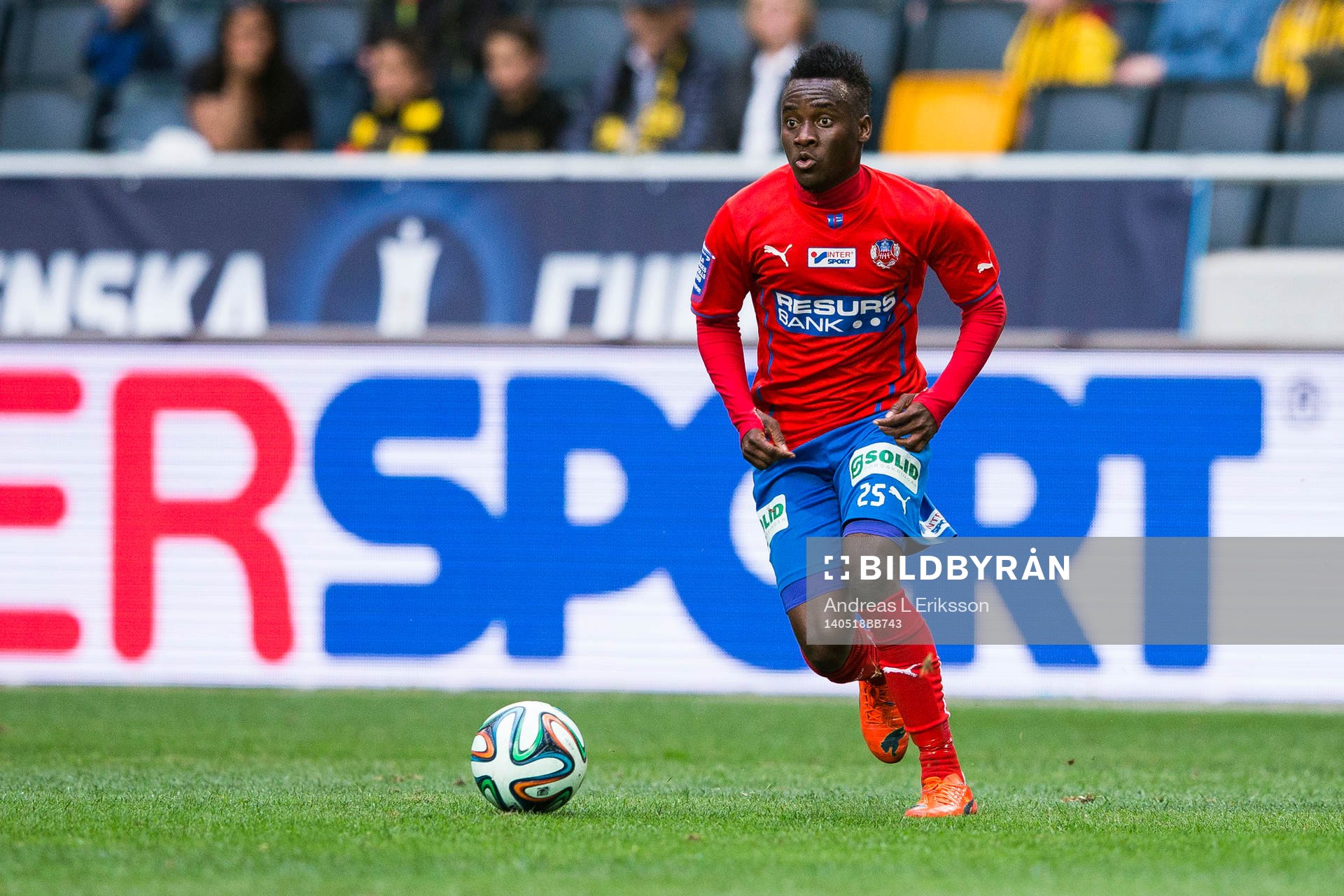 Helsingborgs David Accam med bollen