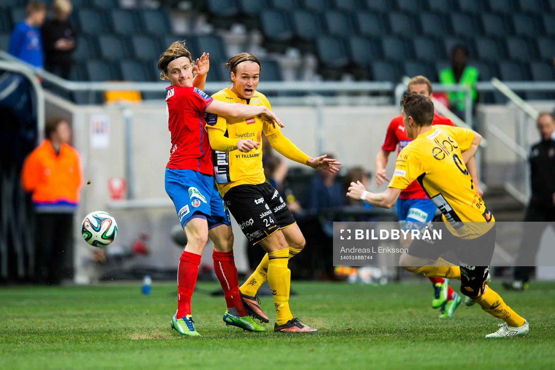 Helsingborgs Carl Johansson försvarar sig mot Elfsborgs
