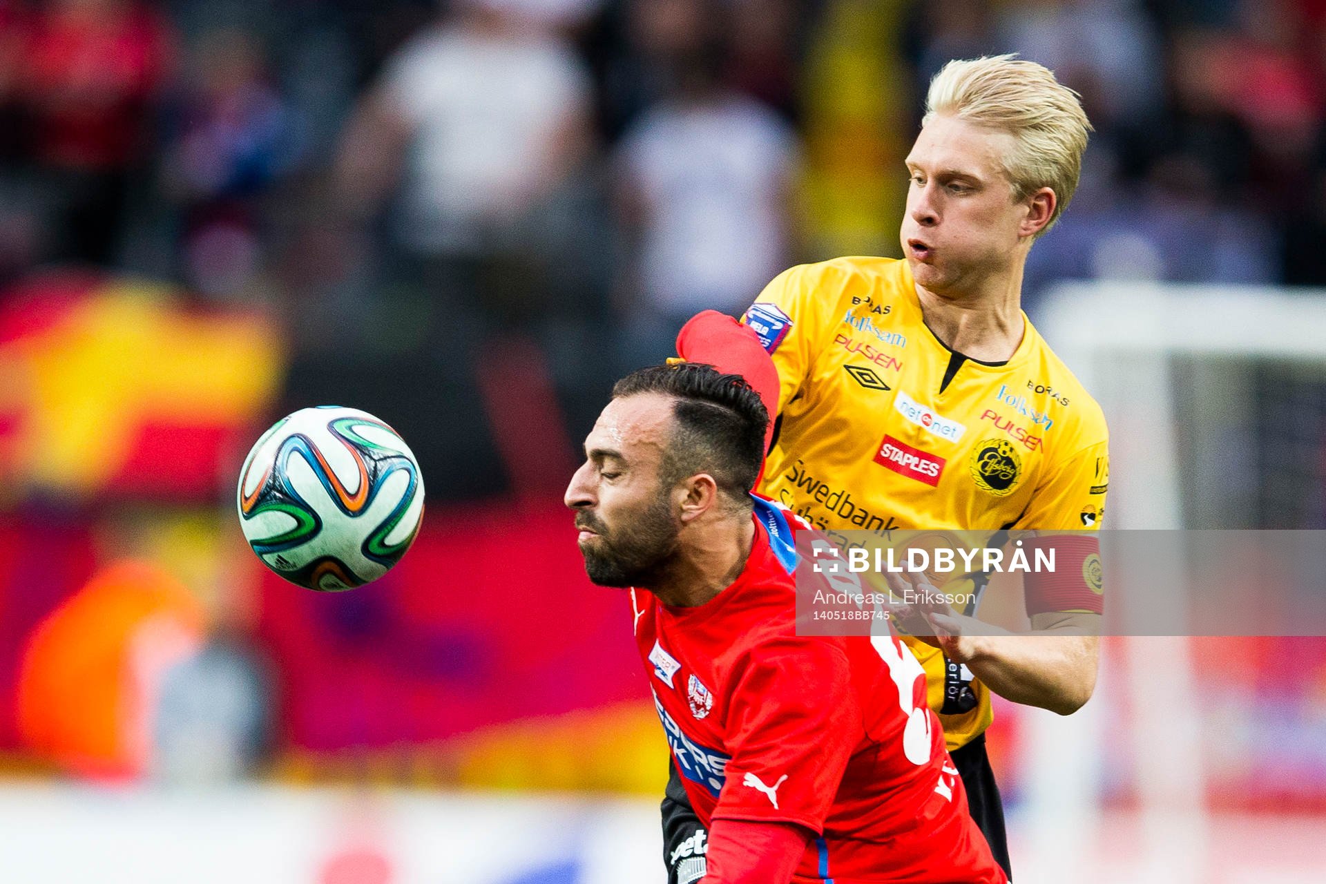 Helsingborgs Abdul Khalili i kamp om bollen med Elfsborgs