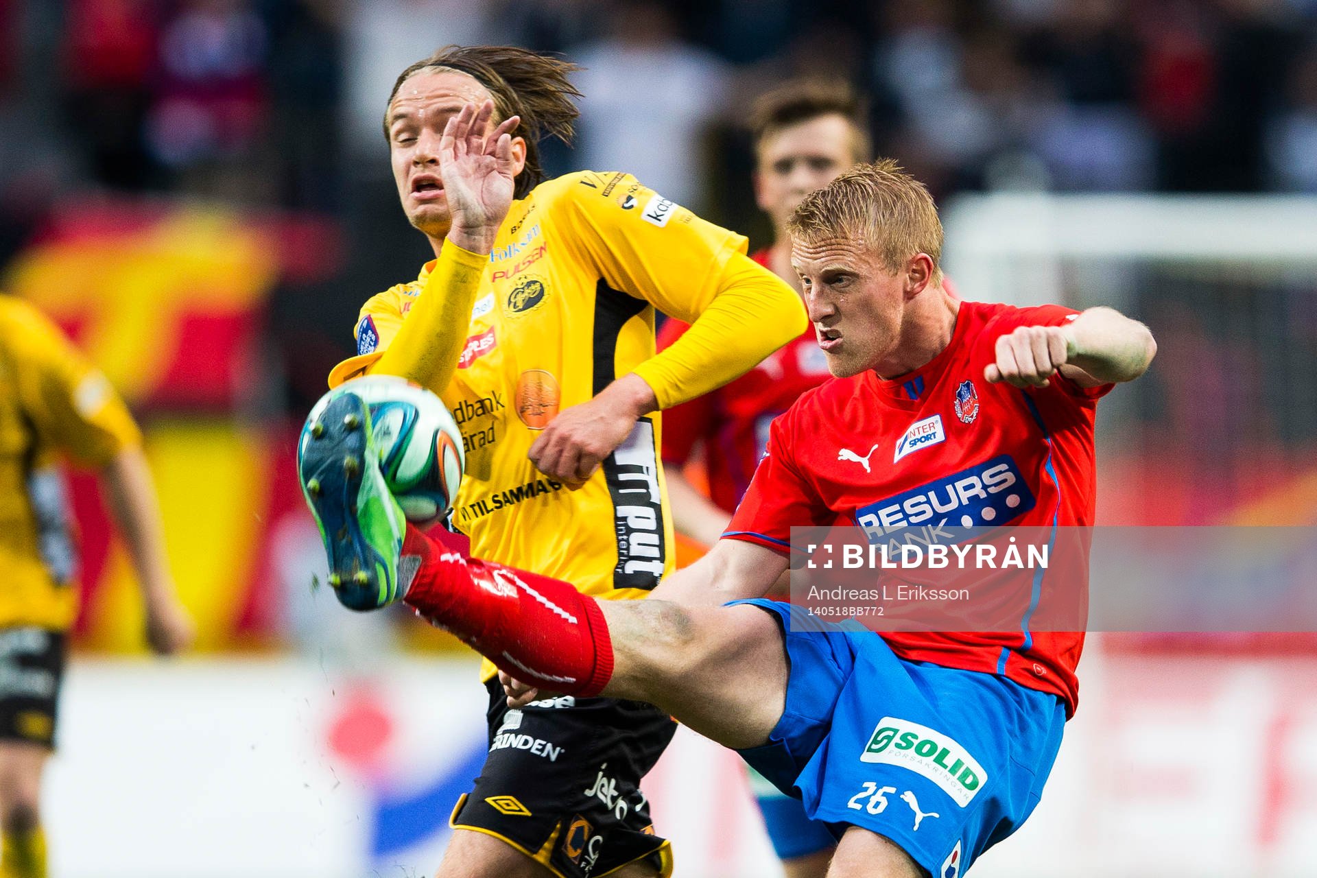 Elfsborgs Viktor Prodell skyddar sig från att får skottet