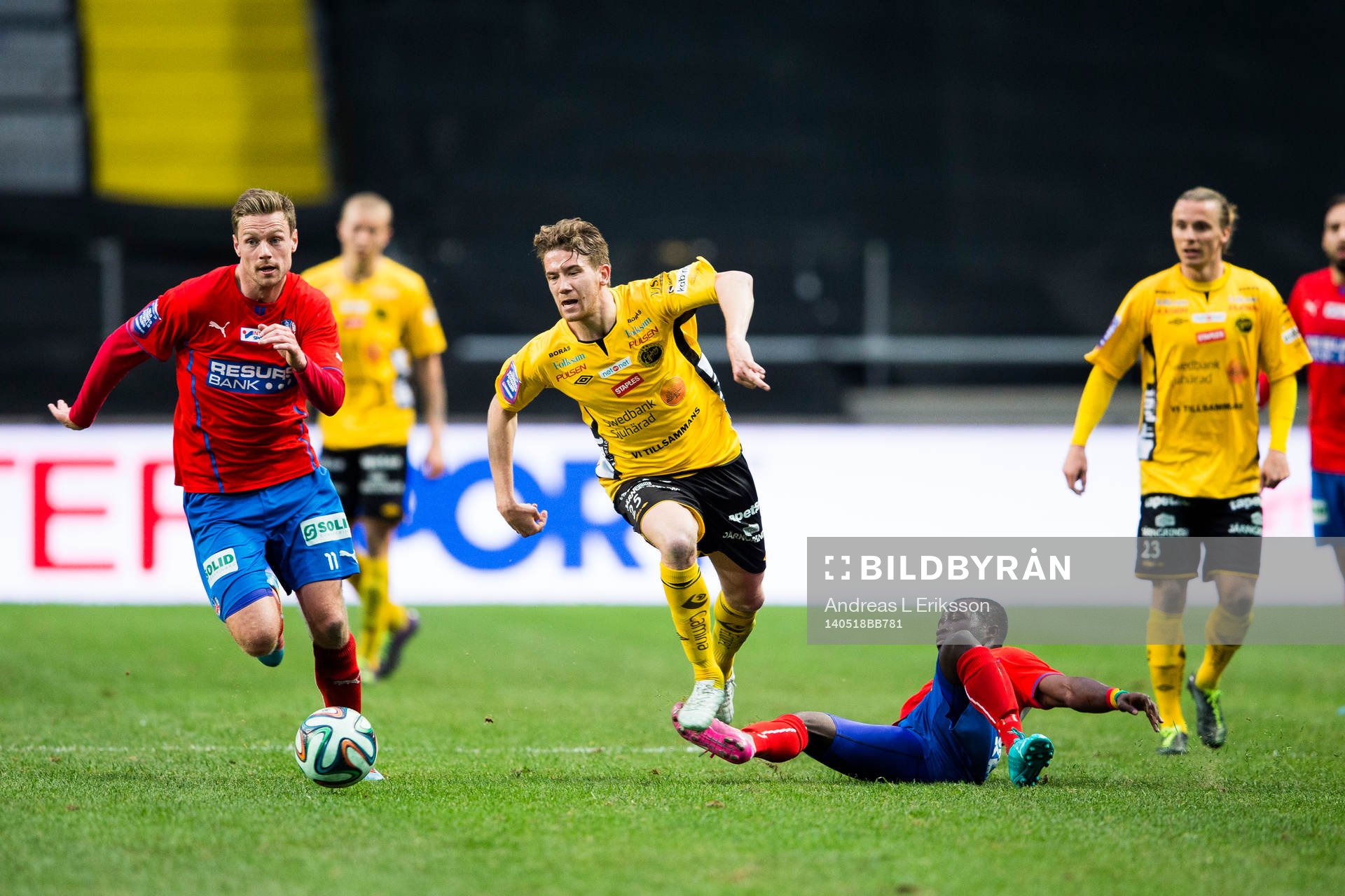 Elfsborgs Marcus Rohdén fälls av Helsingborgs Emmanuel