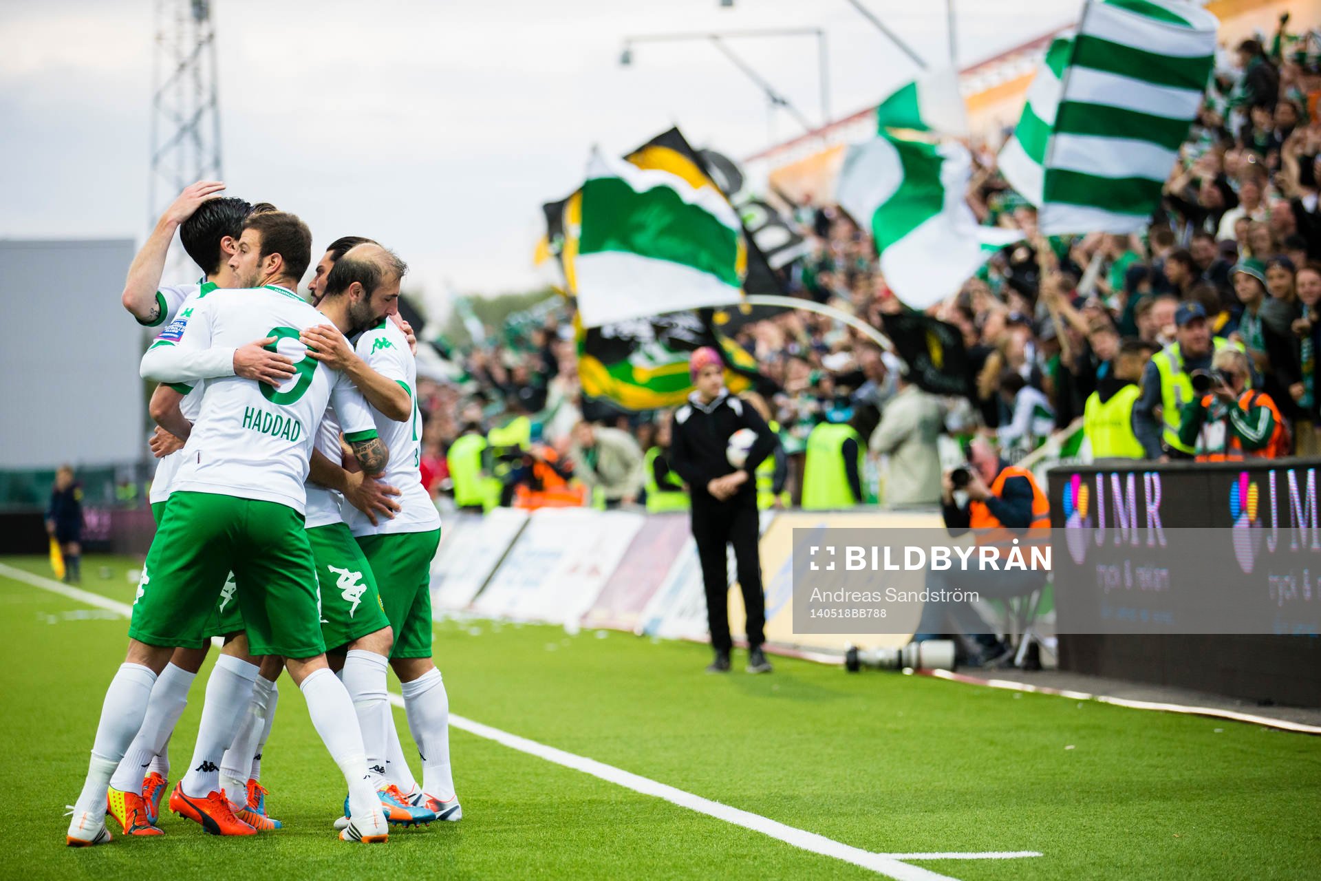 Hammarbys Kennedy Bakircioglü  gratuleras av lagkamrater