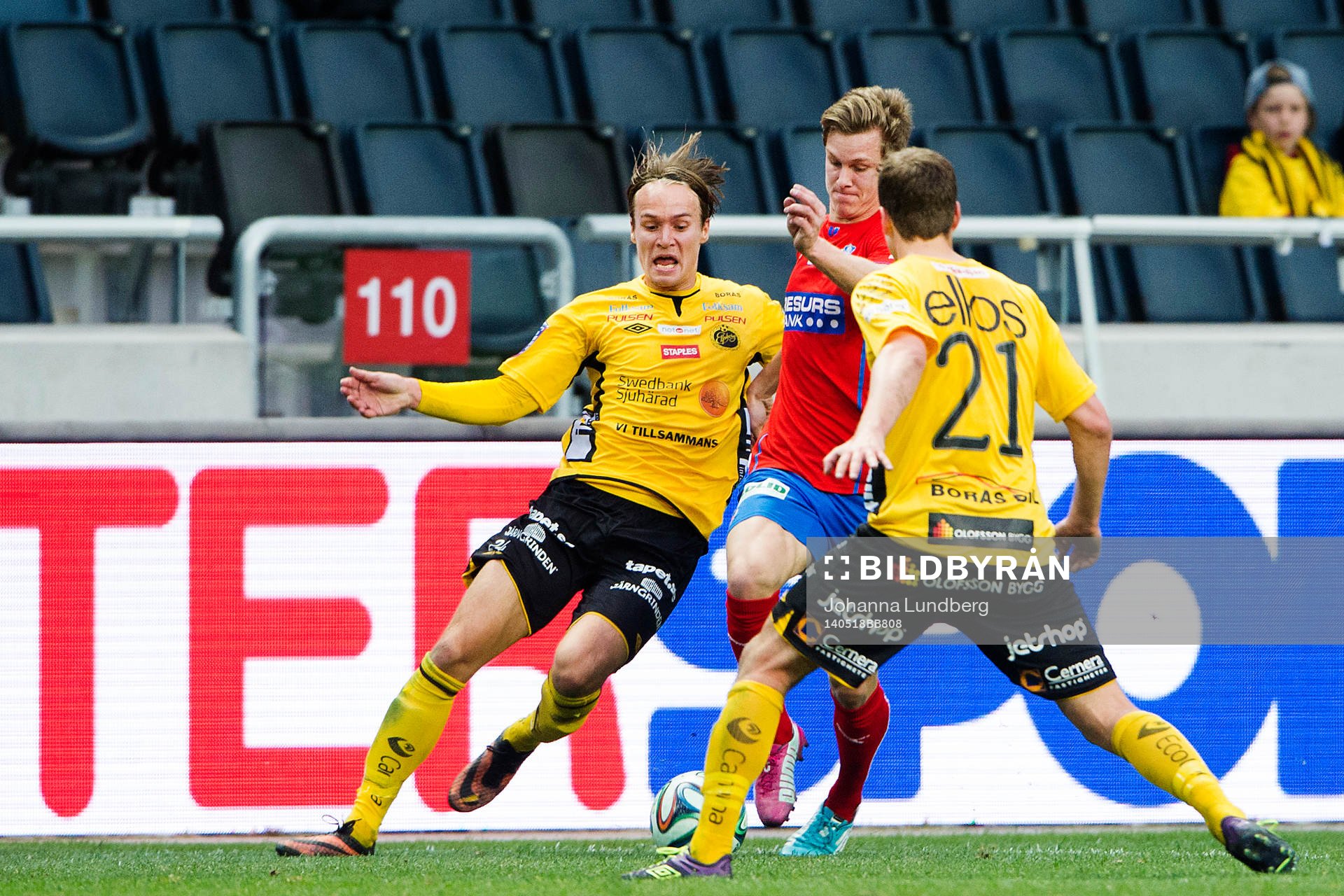 Elfsborgs Viktor Prodell och Henning Hauger utmanar Helsingborgs Emil Krafth under finalen av Svenska Cupen mellan Helsingborg och Elfsborg den 18 maj 2014 i Stockholm.