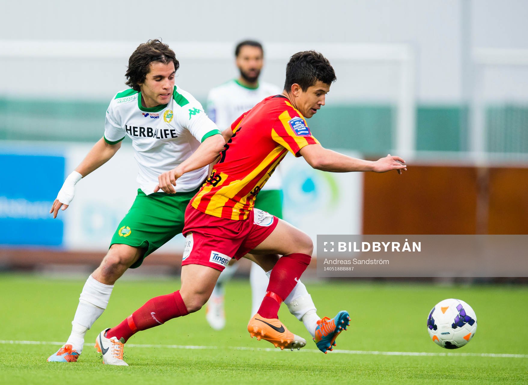 Hammarbys Lars Mendonca Fuhre i kamp om bollen med