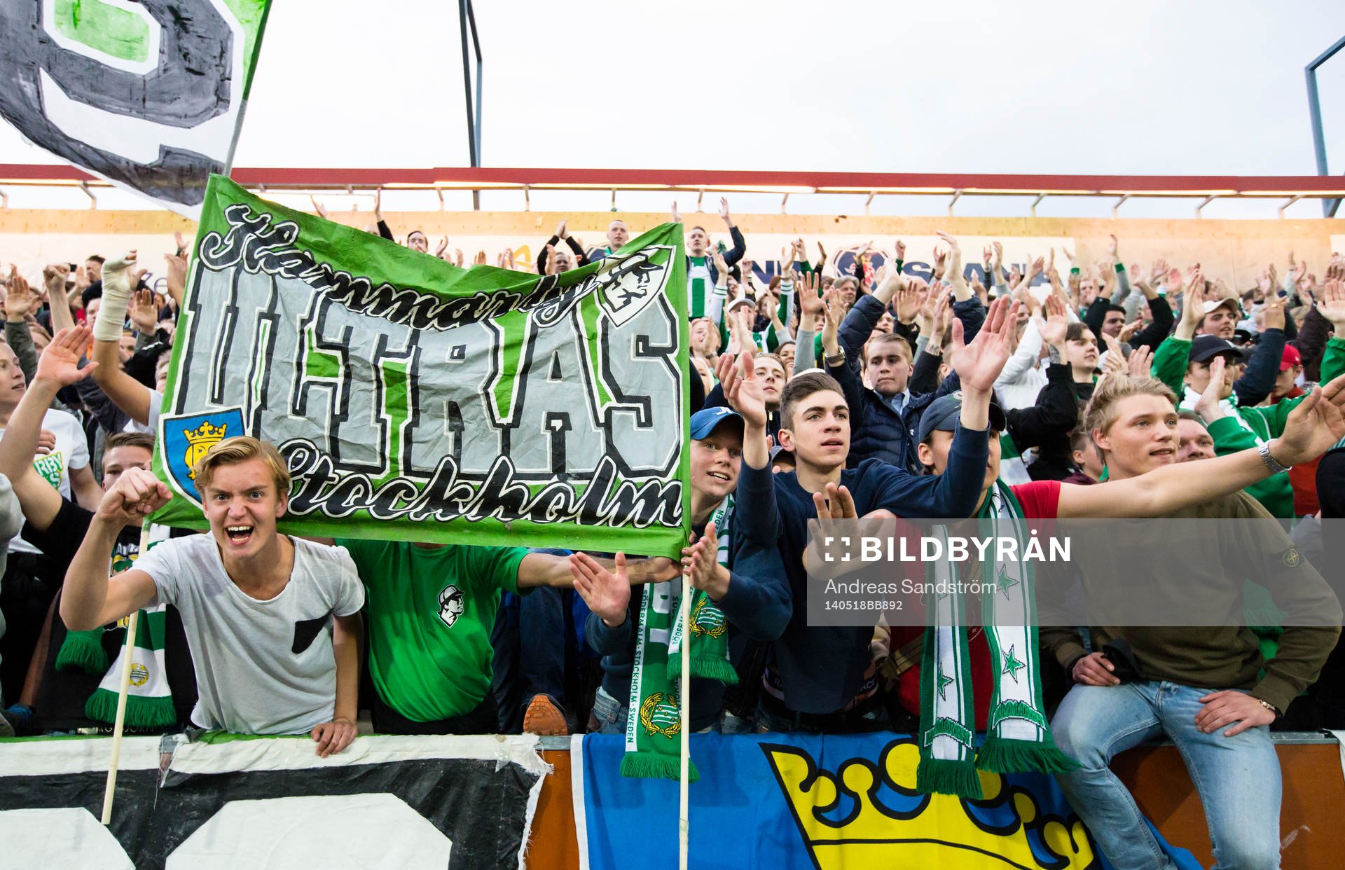 Hammarbys supportrar ser glada ut