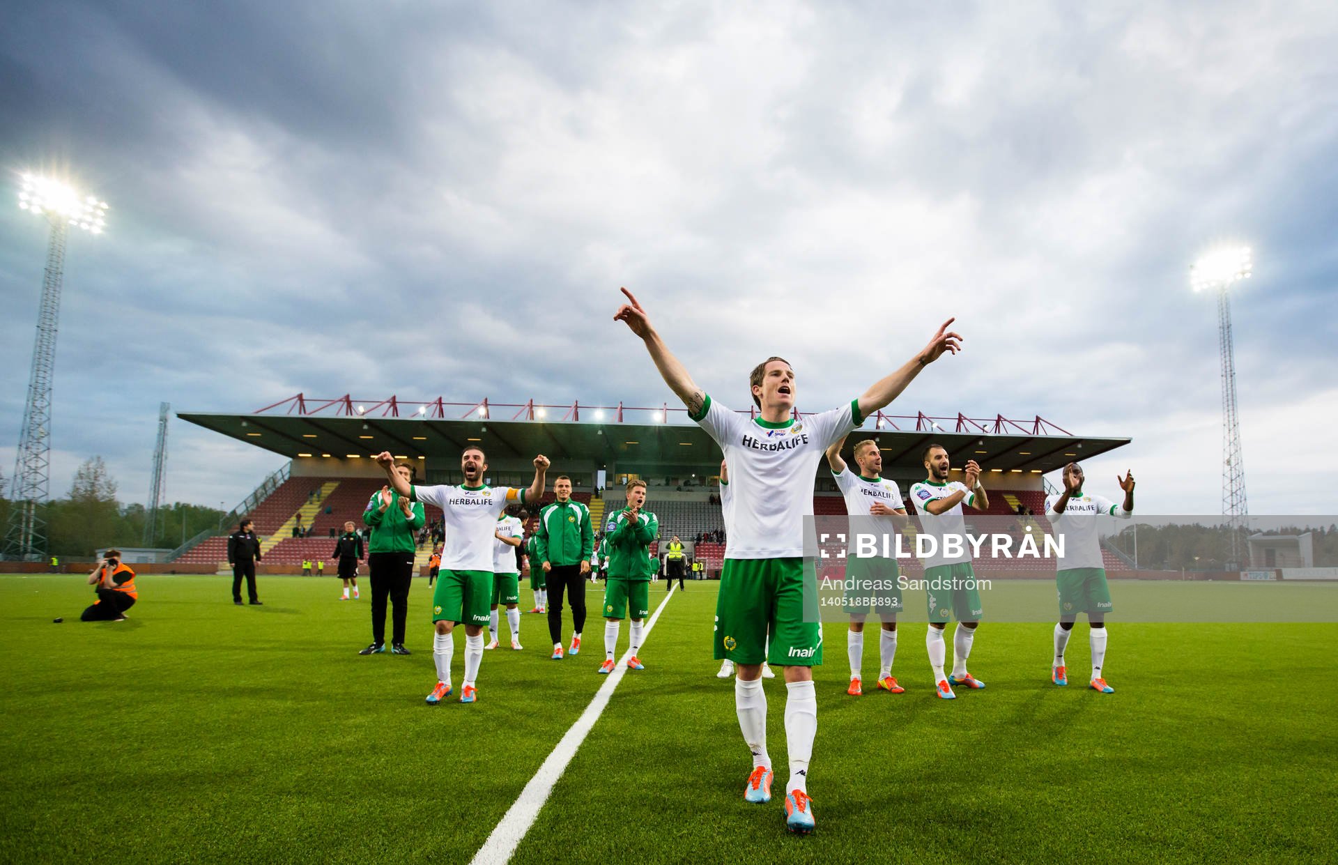Hammarbys Johan Persson leder klacken med en sång