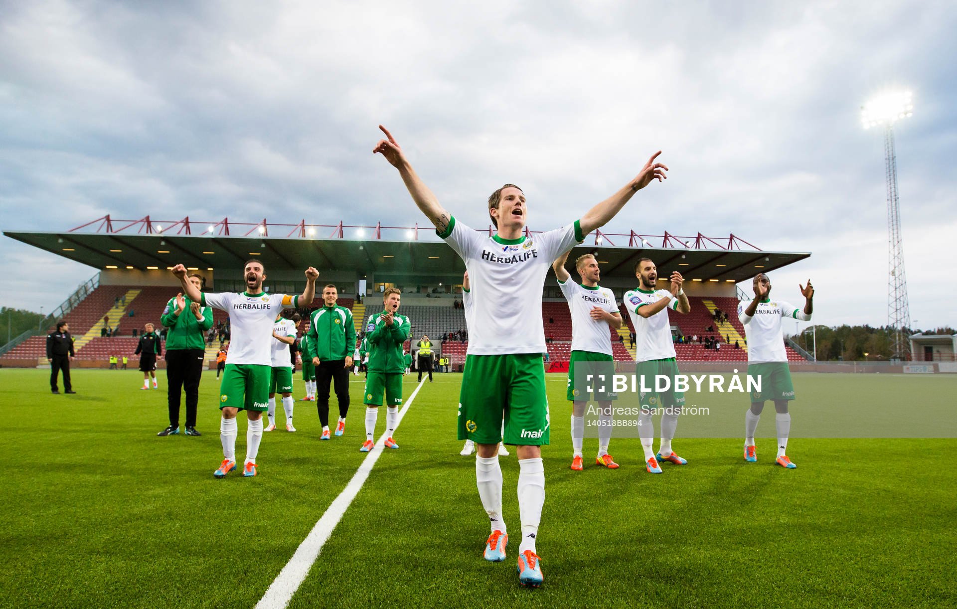Hammarbys Johan Persson leder klacken med en sång efter fotbollsmatchen i Superettan mellan Syrianska och Hammarby den 18 Maj 2014 i Södertälje.