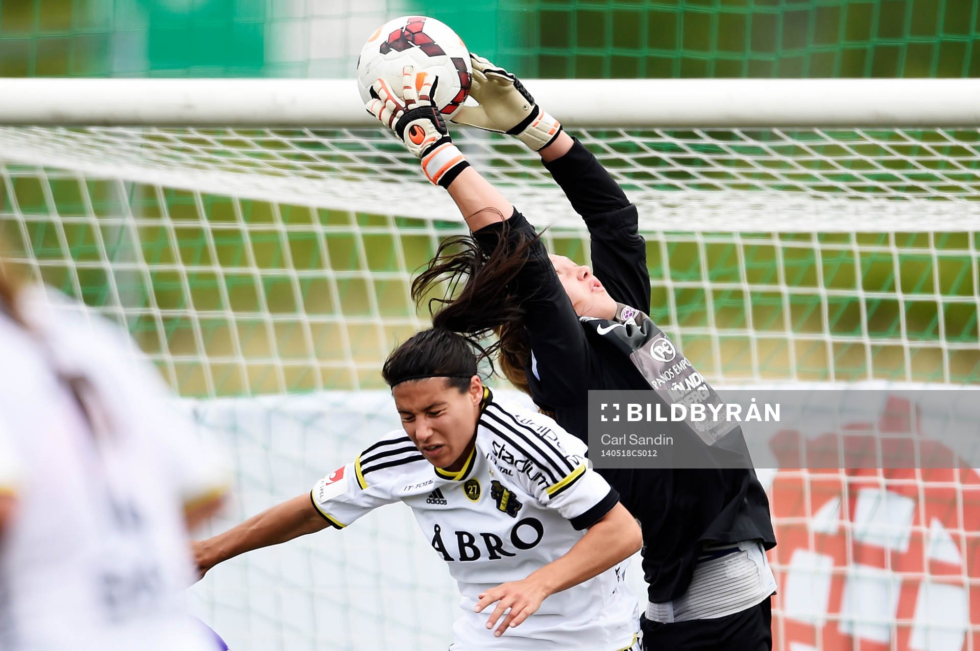 AIKs Jessy Sharro och Jitex målvakt Jennifer Falk under fotbollsmatchen i damallsvenskan mellan Jitex och AIK den 18 maj 2014 i Göteborg.