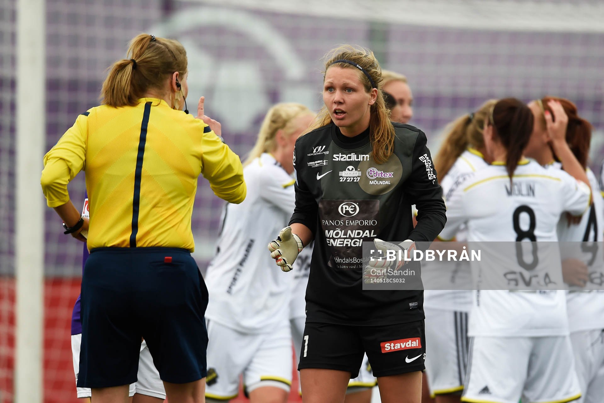 Jitex målvakt Jennifer Falk diskuterar med domaren