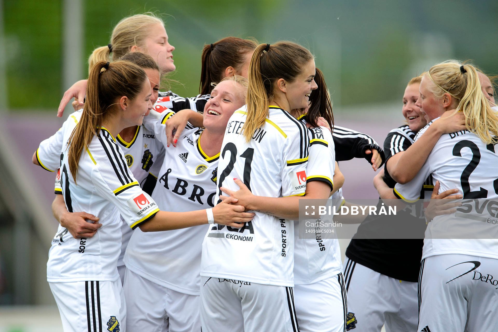 AIK firar efter fotbollsmatchen i damallsvenskan mellan Jitex och AIK den 18 maj 2014 i Göteborg.