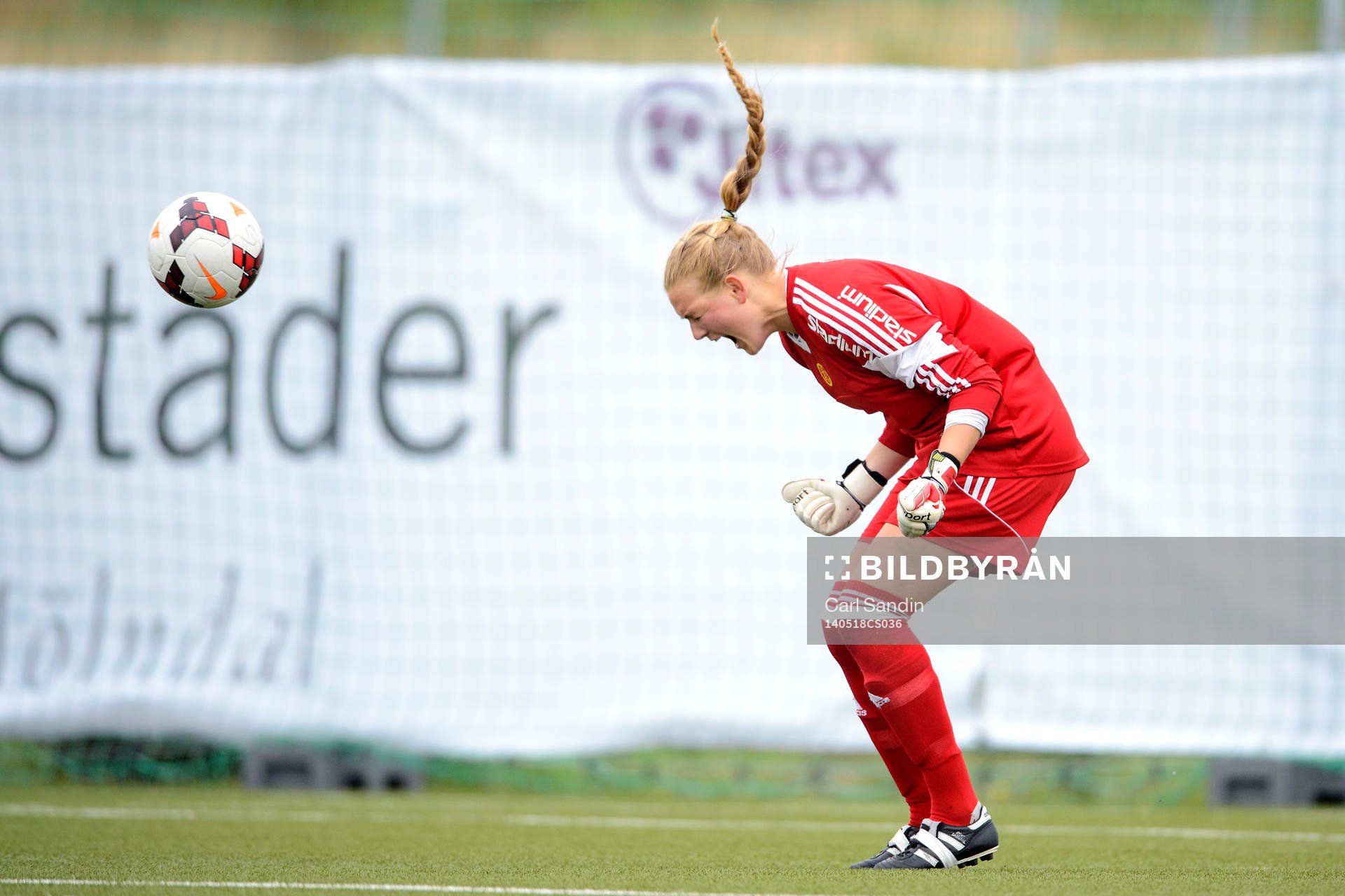 AIKs målvakt Hilde Gunn Olsen jublar efter fotbollsmatchen i damallsvenskan mellan Jitex och AIK den 18 maj 2014 i Göteborg.