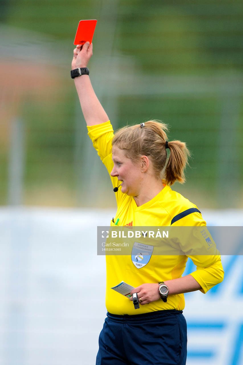 Camilla Eriksson utdelar ett rött kort till AIKs Maija