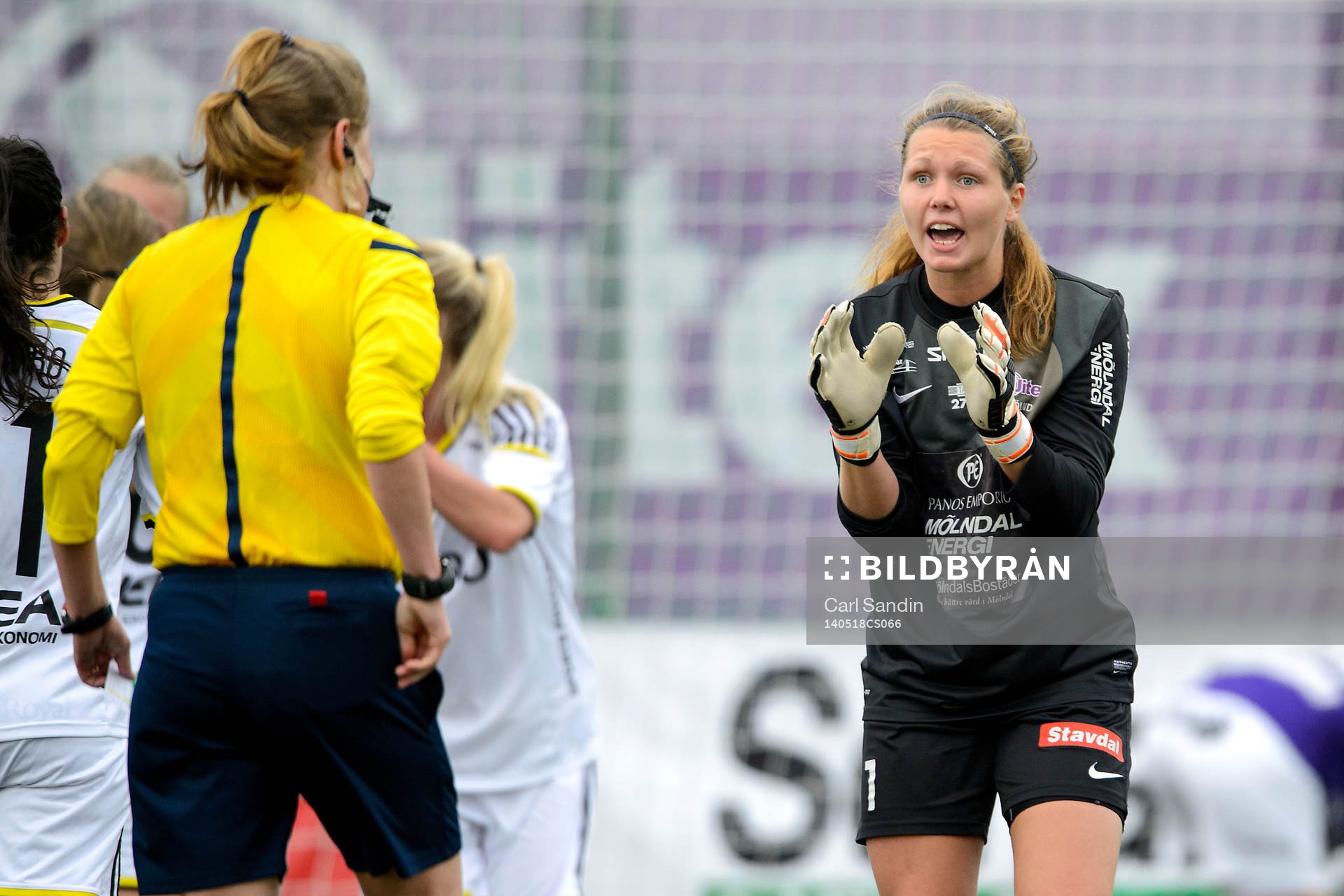 Jitex målvakt Jennifer Falk gestikulerar till domare