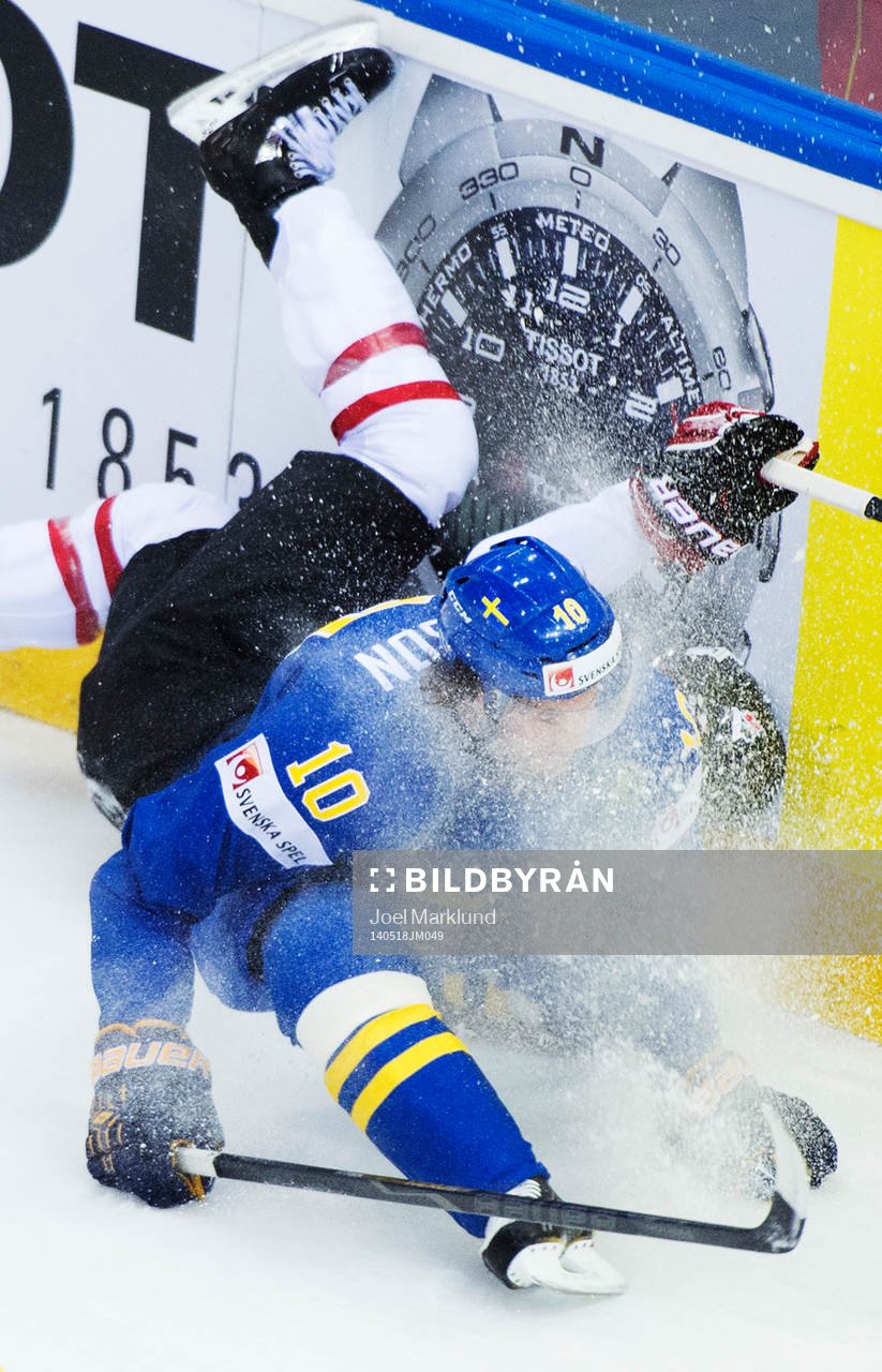 Kanadas Mark Scheifele blir tacklad av Sveriges Johan